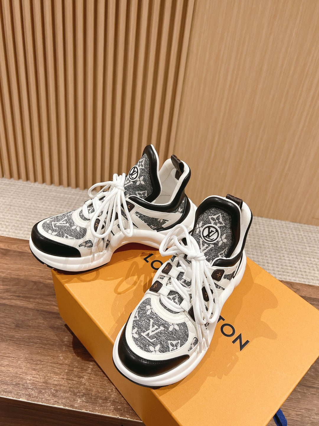LV ARCHLIGHT SNEAKER IN WHITE MIX BLACK CALFSKIN AND MONOGRAM DENIM、mysite、Cacoeks