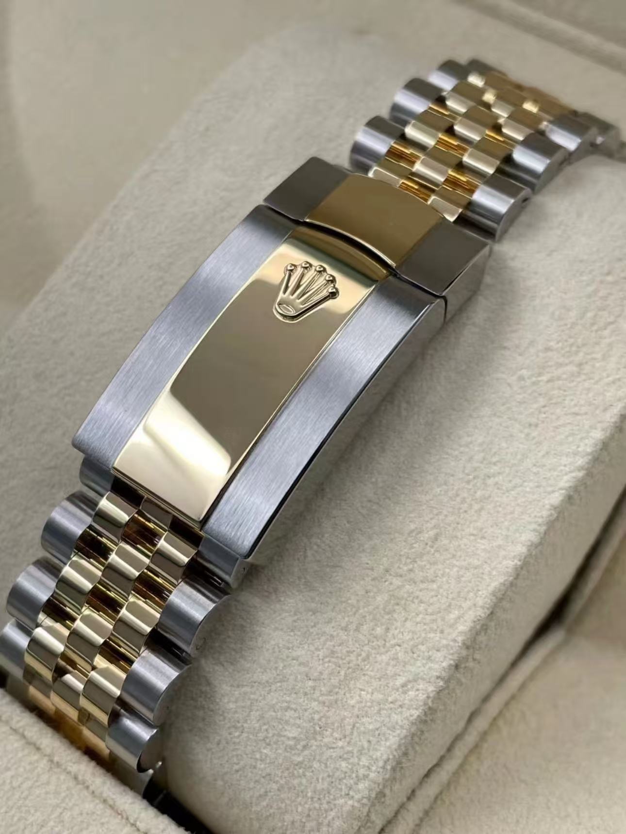 Rolex Datejust 36mm Super Clone Swiss ReplicaWatch Champagne Palm Dial Ref 126233 3235Swiss Movement