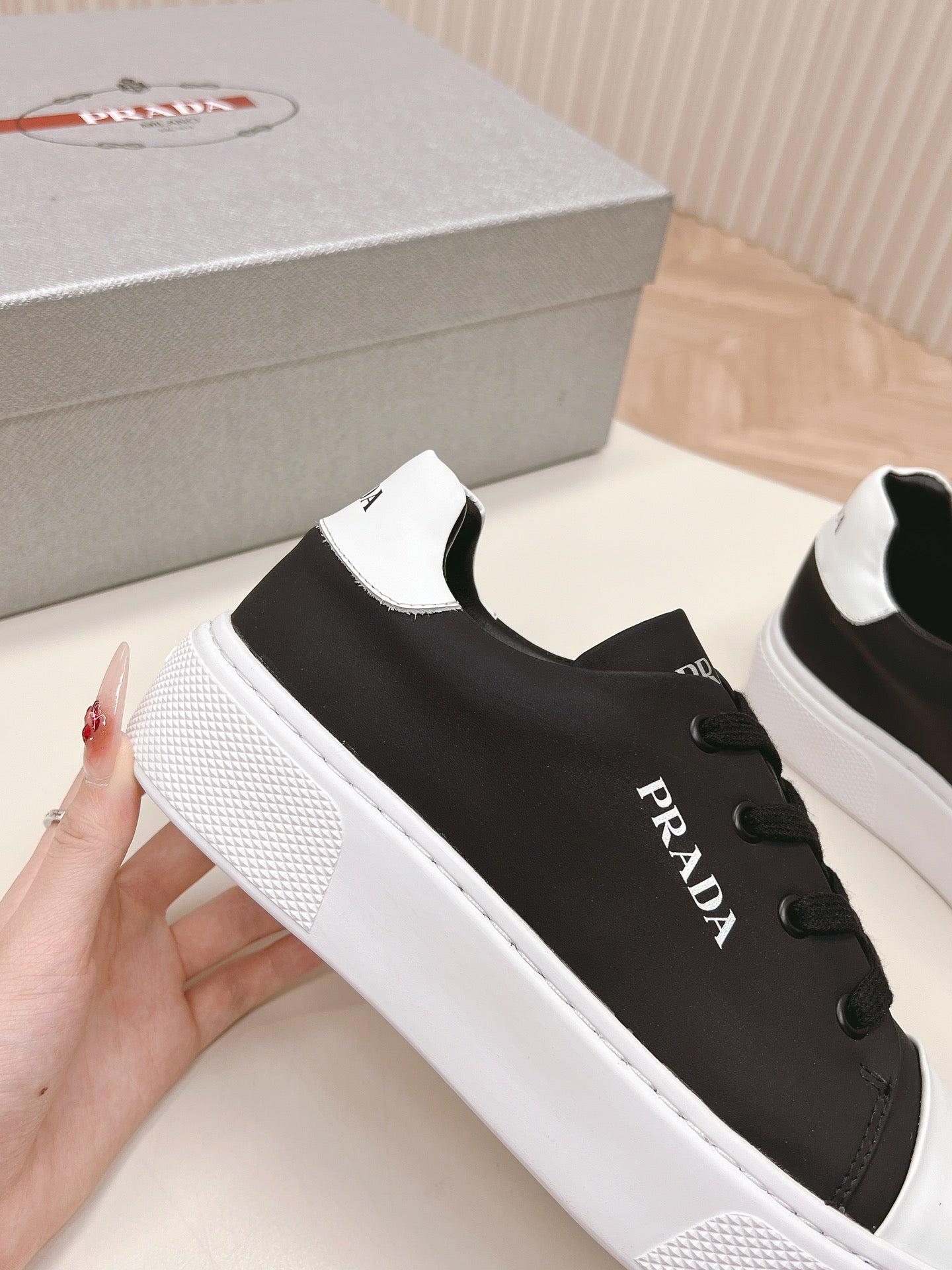 PRA LOGO OUTLET BASIC SNEAKERS BLACK AND WHITE TOE CALFSKIN、mysite、Cacoeks