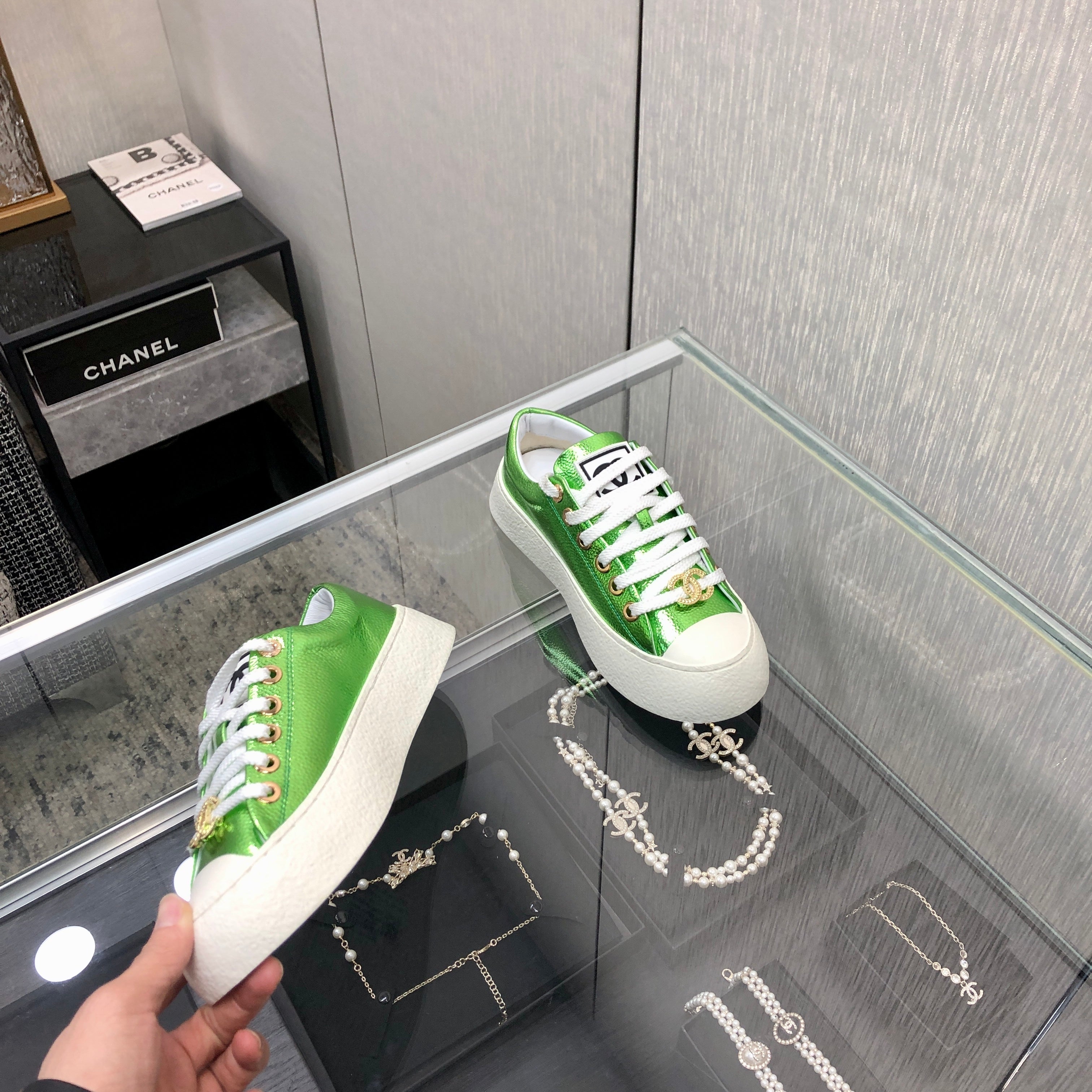 CASUAL SNEAKER IN EMERALD GREEN METALLIC LAMBSKIN WITH GOLD LOGO、mysite、Cacoeks