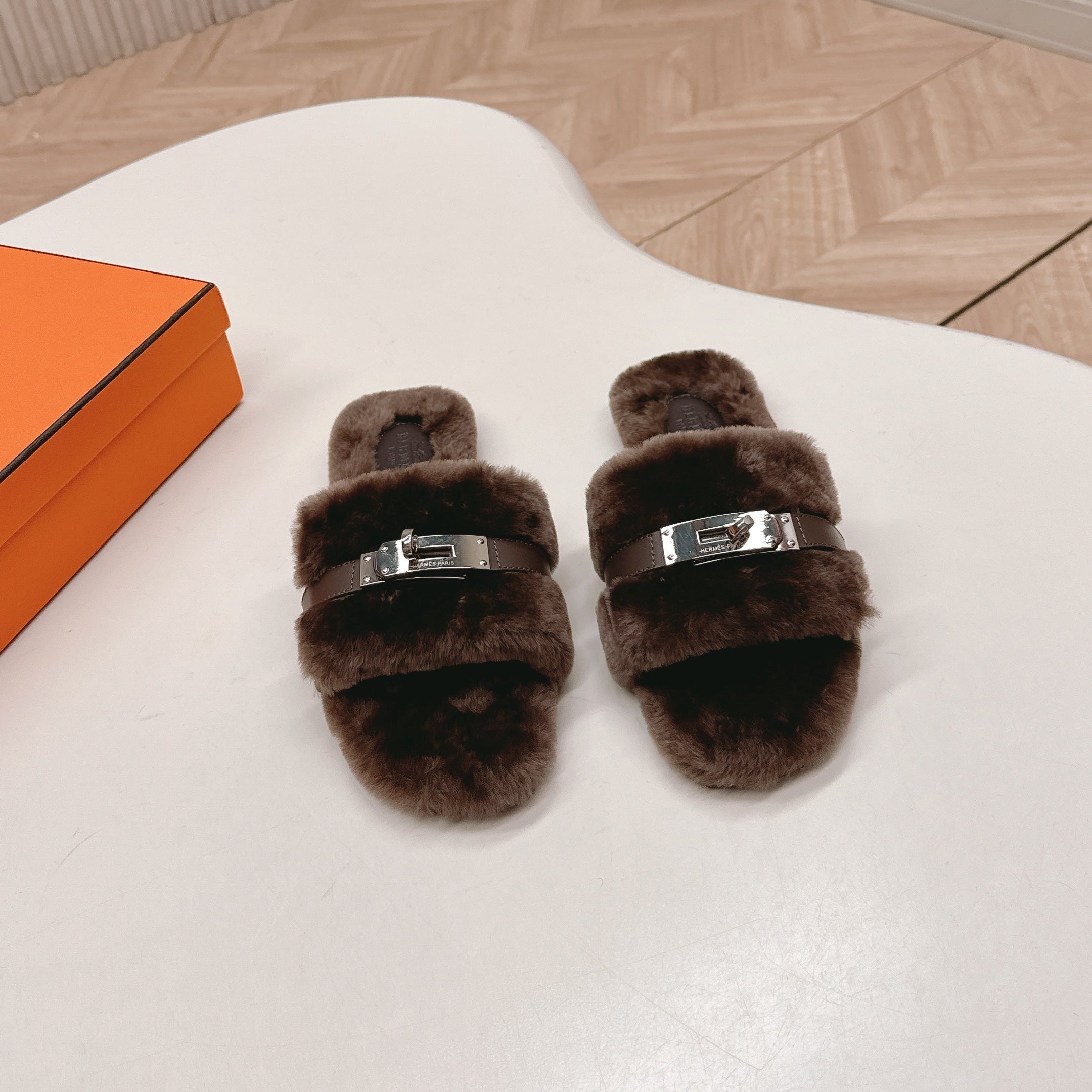 HM 25S ORAN SANDAL IN DARK BROWN SHEARLING WITH SILVER HARDWARE、mysite、Cacoeks