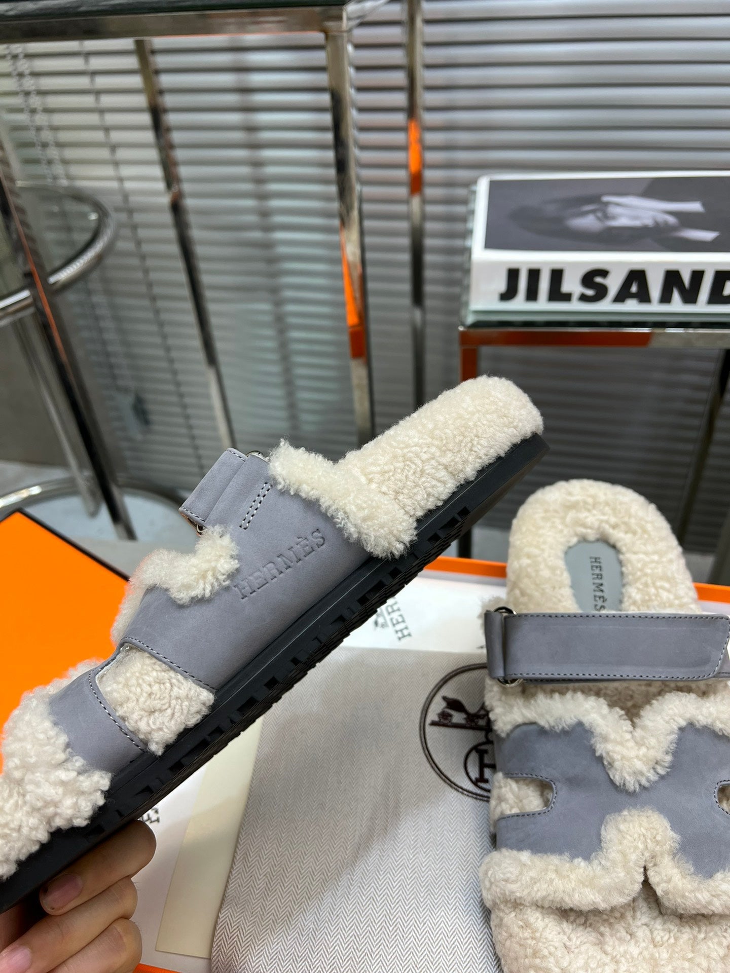 CHYPRE SLIPPERS IN BEIGE LAMB WOOL AND COOL GRAY SUEDE、mysite、Cacoeks