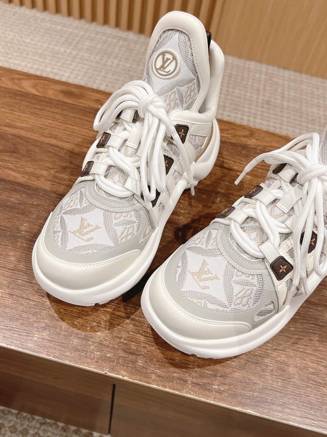 LV ARCHLIGHT SNEAKER IN WHITE MIX PALE GRAY CALFSKIN AND MONOGRAM DENIM、mysite、Cacoeks