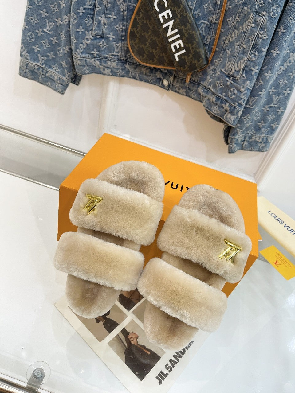 HALF MULE SLIPPERS IN CAMEL BEIGE FLEECE FEATURING METALLIC LOGO、mysite、Cacoeks