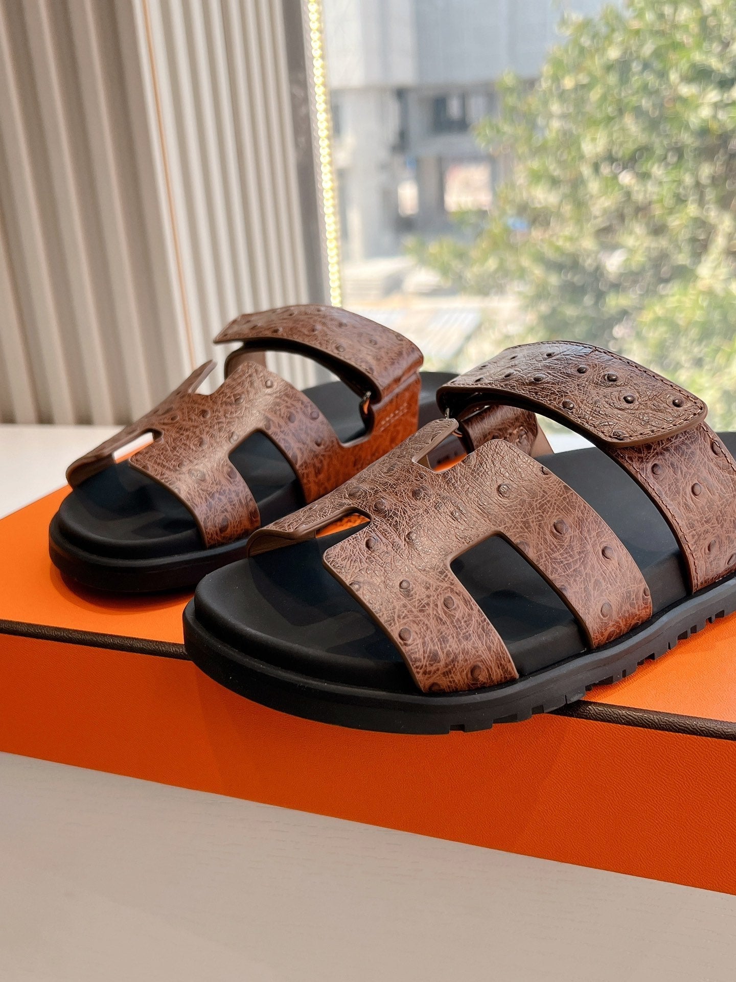 CHYPRE SANDAL IN CHOCOLATE BROWN GRAINED CALFSKIN、mysite、Cacoeks