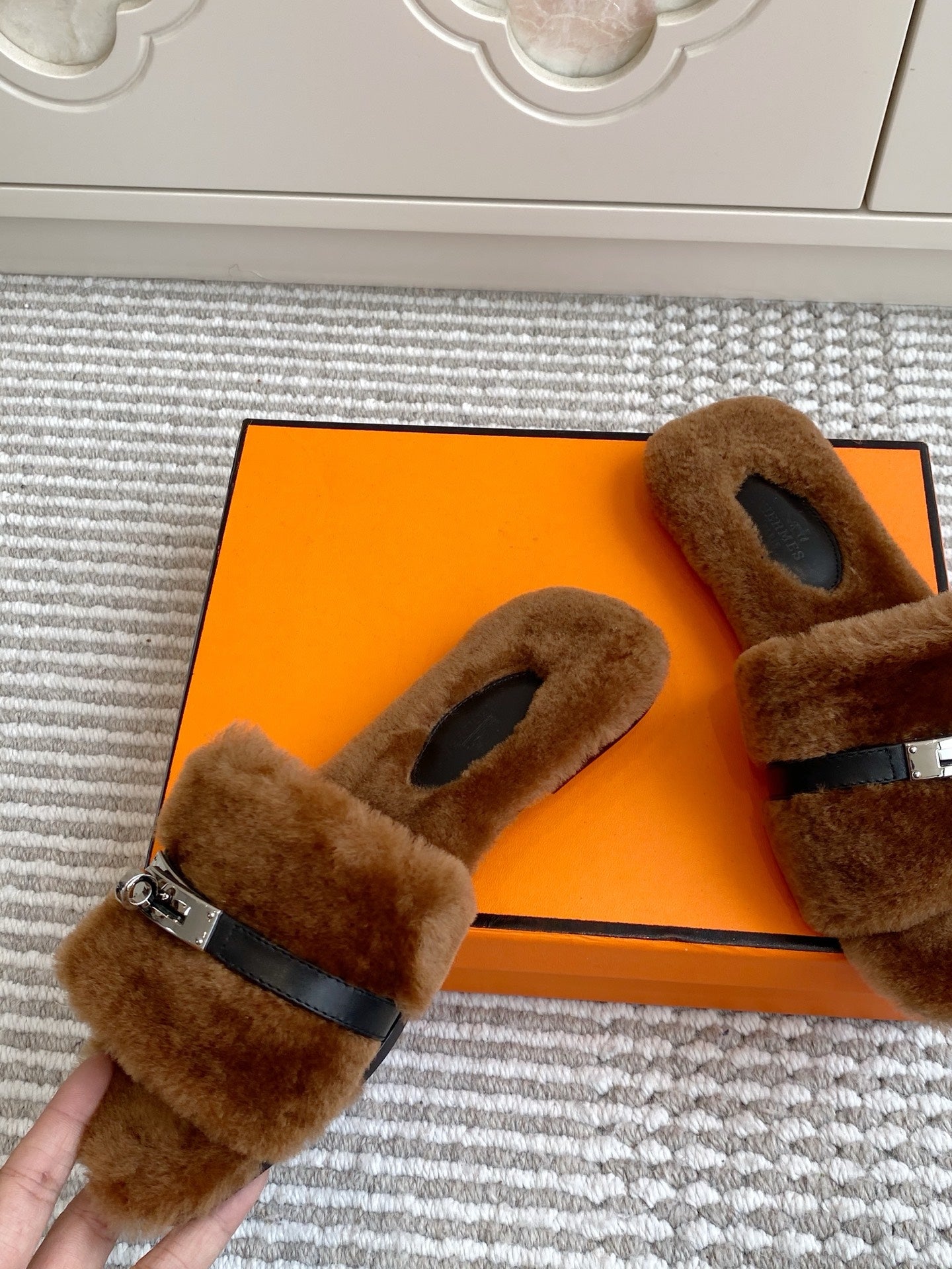 HM 25S GIULIA SANDAL IN BROWN SHEARLING WITH SILVER HARDWARE、mysite、Cacoeks