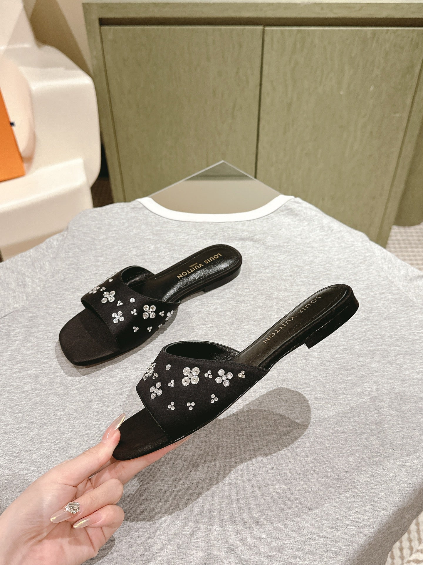 LV WOMEN FLAT MULE IN BLACK SATIN WITH RHINESTONE、mysite、Cacoeks