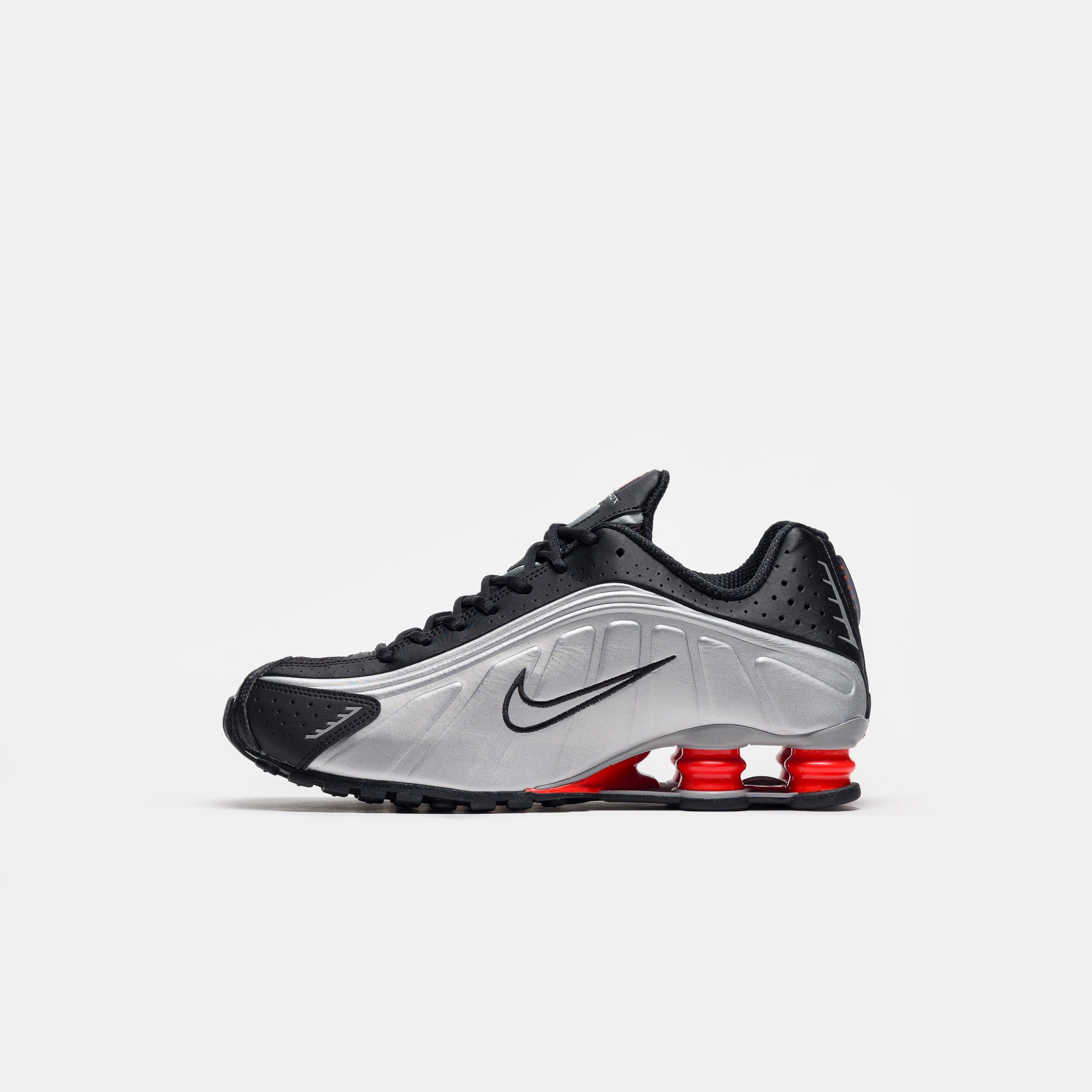 Shox R4 Sneaker in Metallic Silver/Black