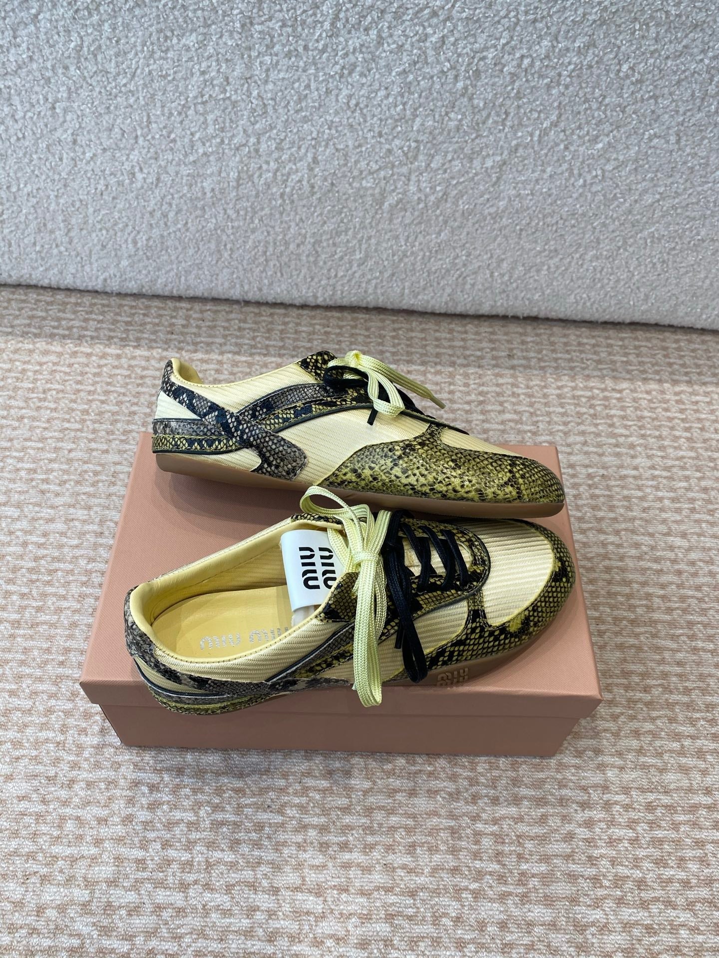 GYMNASIUM SNEAKER IN YELLOW FABRIC SNAKE EFFECT CALFSKIN、mysite、Cacoeks