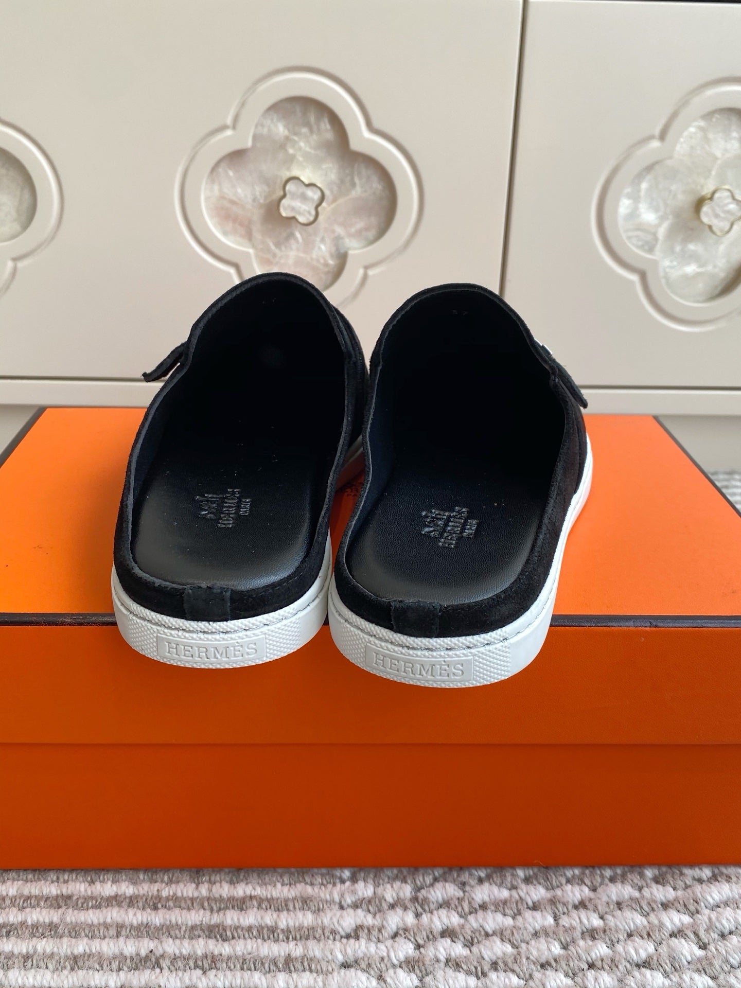 HM 25S MULES IN BLACK SUEDE WITH SILVER HARDWARE、mysite、Cacoeks