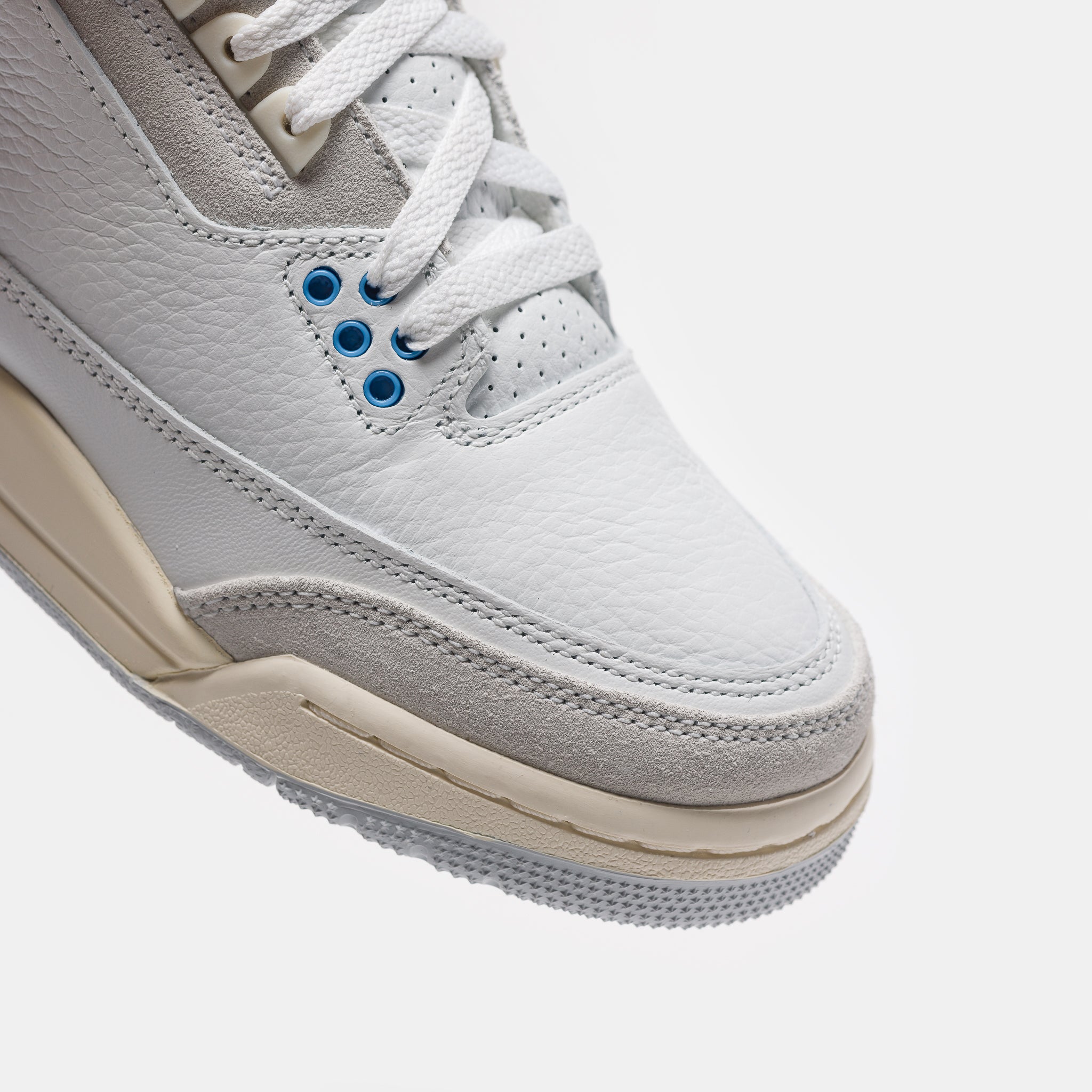 Air Jordan 3 Retro Big Kids Sneaker in Summit White/Hydrogen Blue/Legend Blue