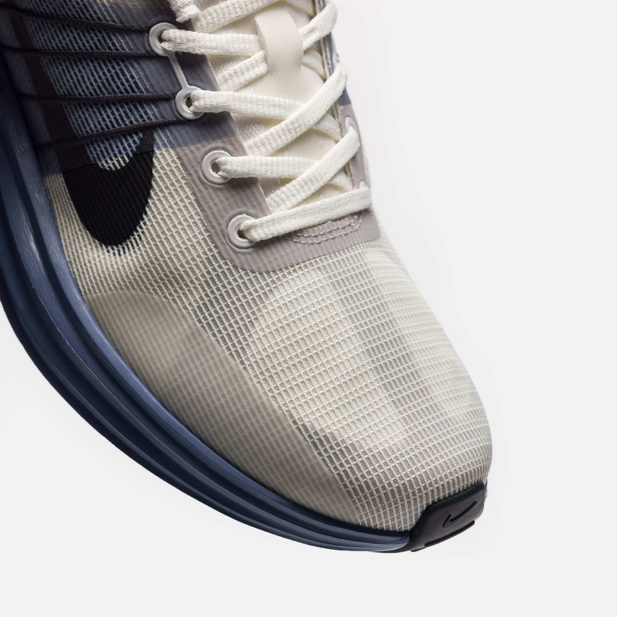 Lunar Roam Sneaker in Sail/Black/Diffused Blue/College Navy