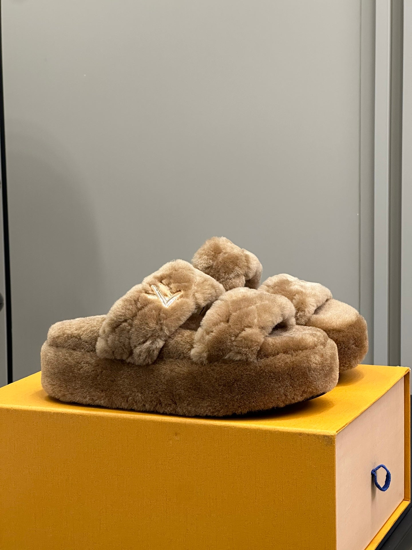 LV WOMEN'S DAD SANDAL MULE IN CAMEL BROWN FLEECE、mysite、Cacoeks