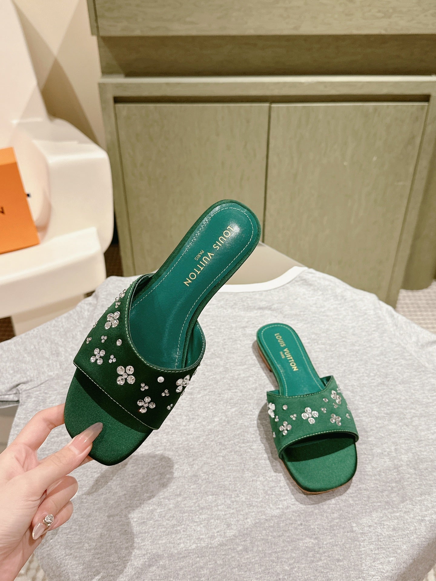 LV WOMEN FLAT MULE IN GREEN FOREST SATIN WITH RHINESTONE、mysite、Cacoeks