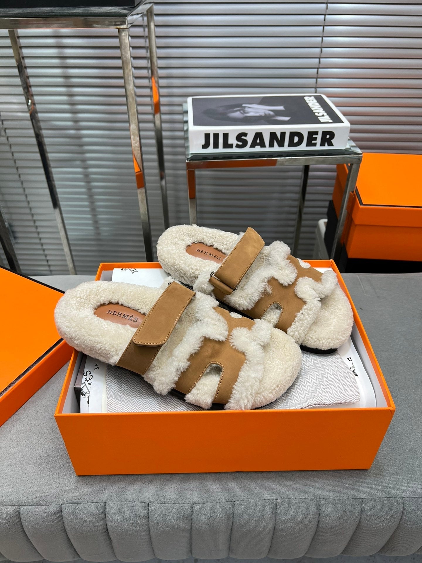 CHYPRE SLIPPERS IN BEIGE LAMB WOOL AND PERU BROWN SUEDE、mysite、Cacoeks