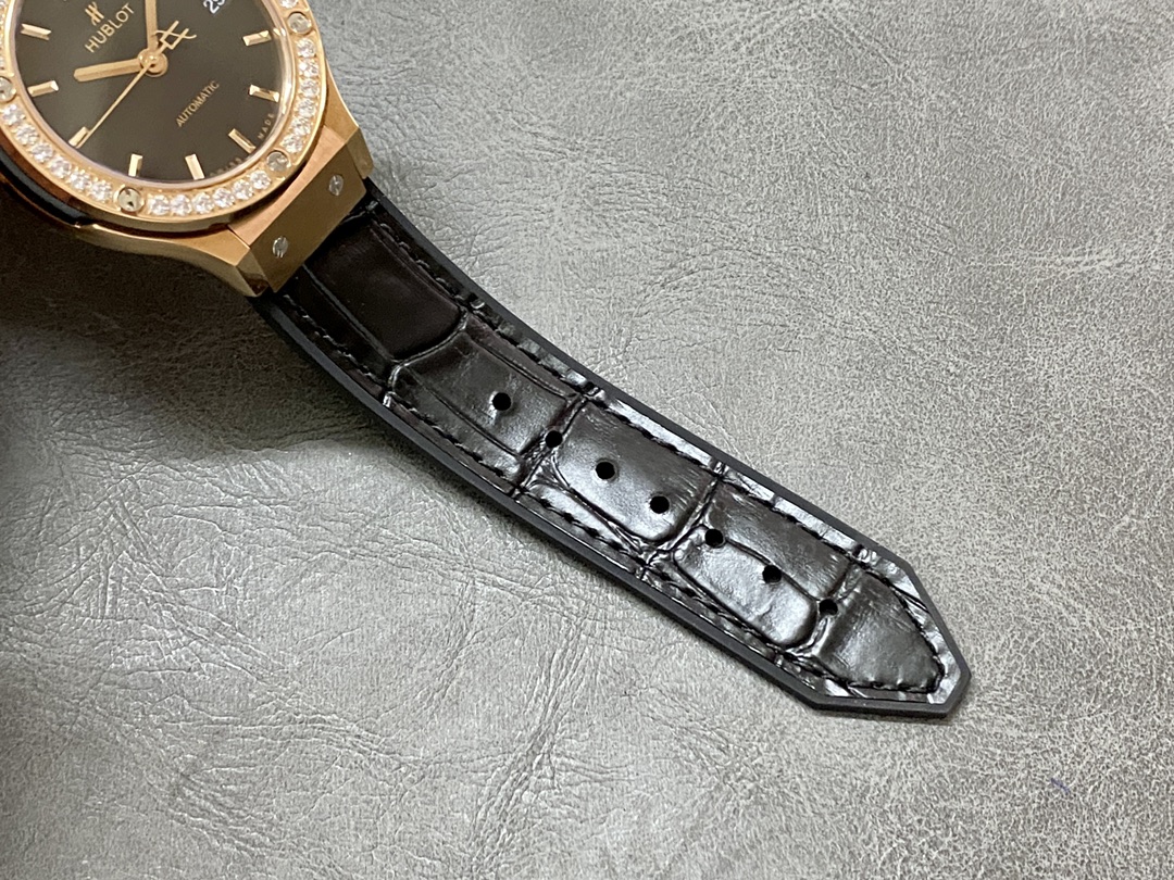 565.OX.1480.LR.1204 Hublot Classic Fusion Automatic 38mm-fasswatch