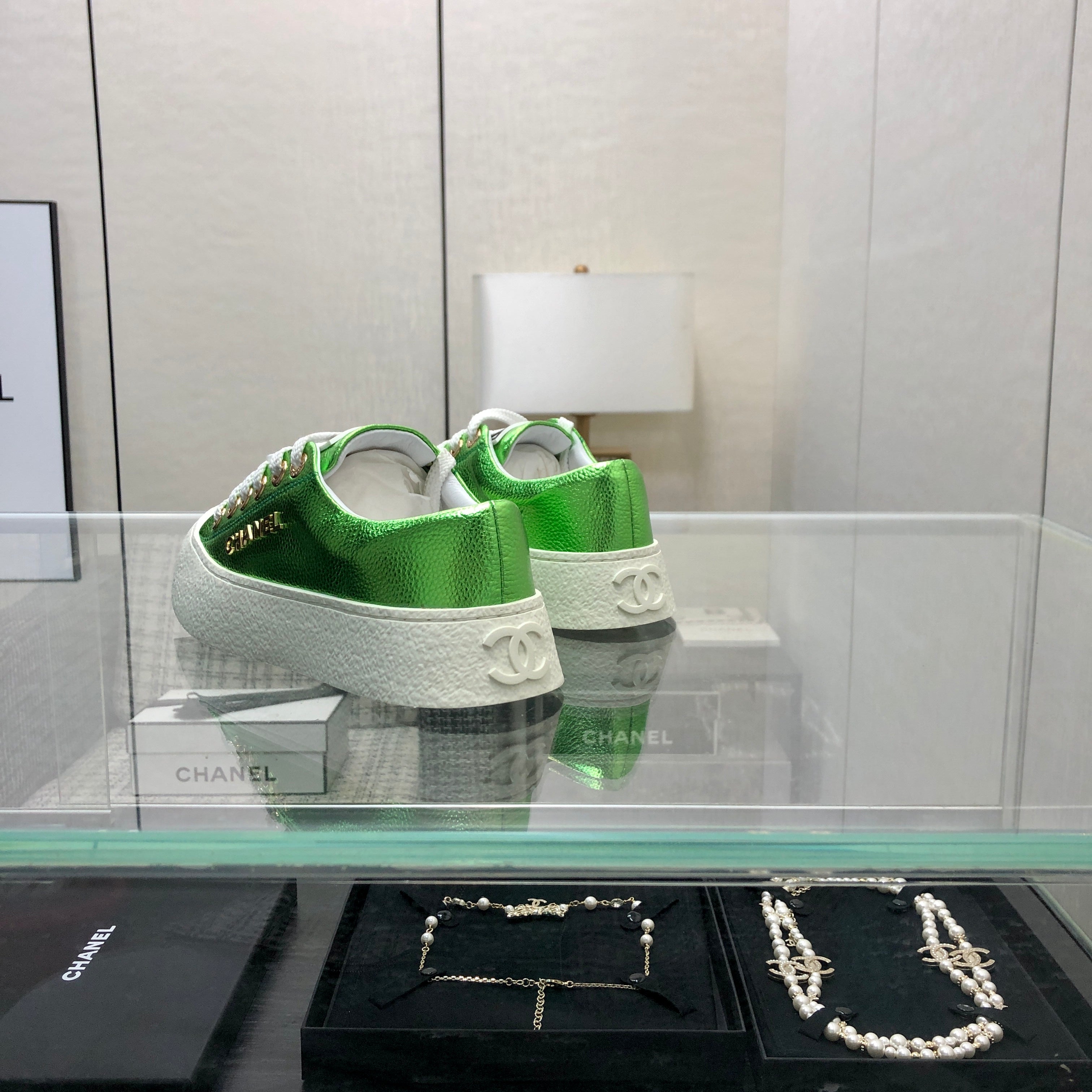 CASUAL SNEAKER IN EMERALD GREEN METALLIC LAMBSKIN WITH GOLD LOGO、mysite、Cacoeks