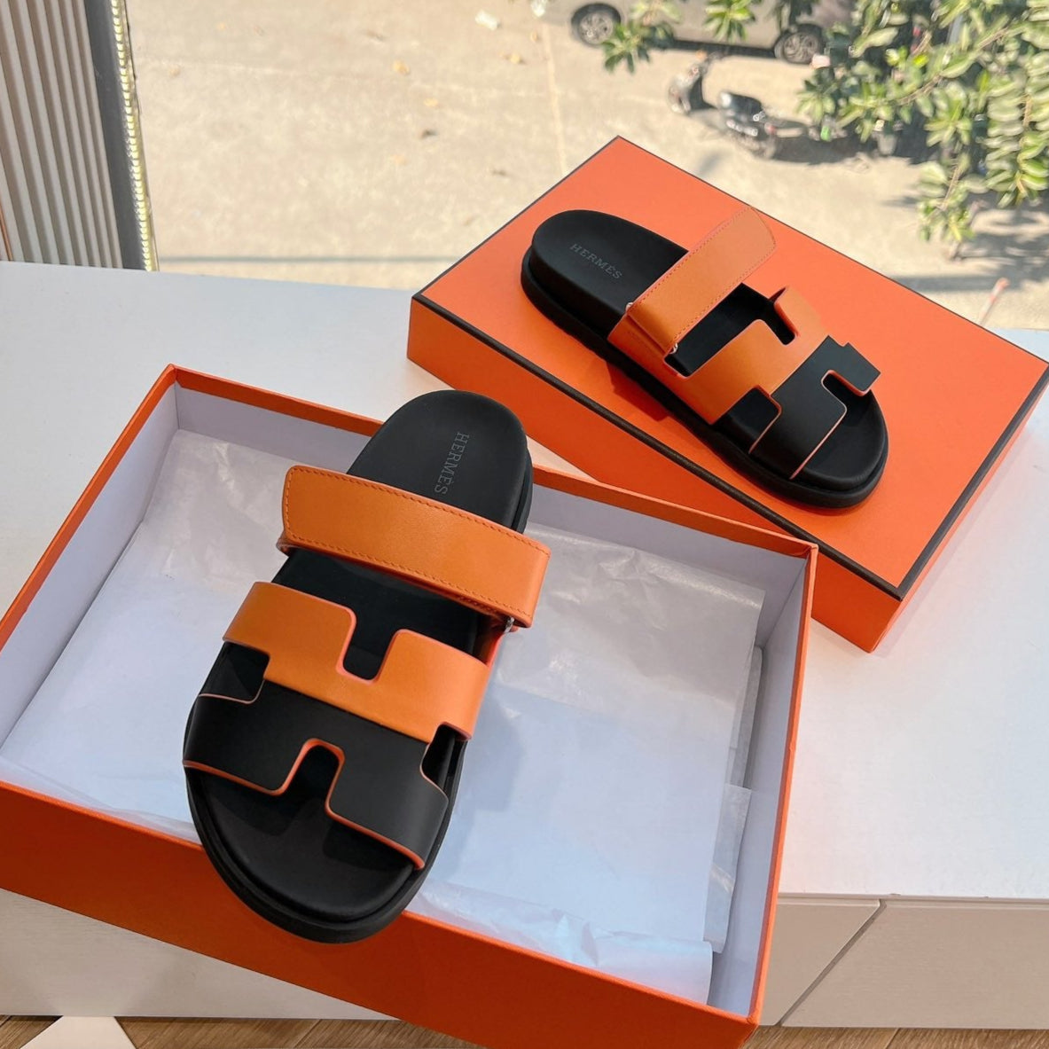 CHYPRE SANDAL IN VIVID ORANGE MIX BLACK CALFSKIN、mysite、Cacoeks
