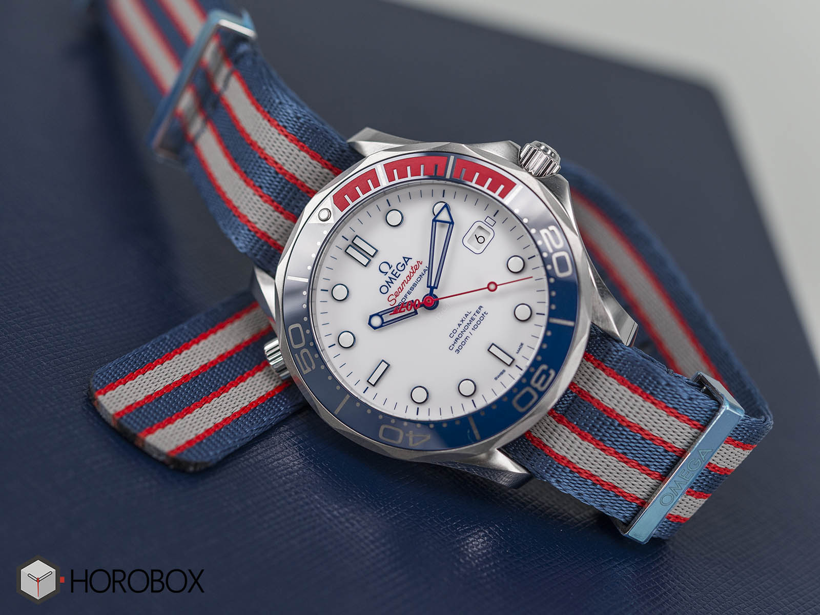 omega-commander-bond-212-32-41-20-04-001-3-.jpg