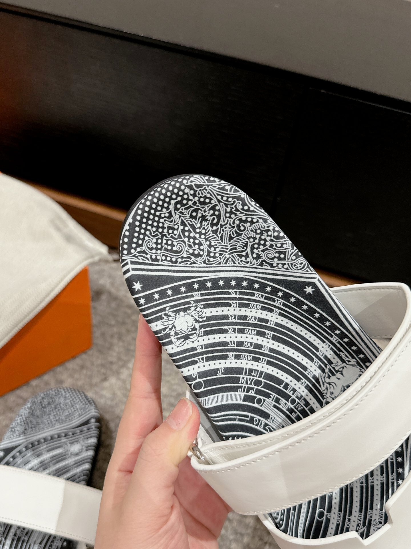 CHYPRE SANDAL WHITE CALFSKIN UNIQUE、mysite、Cacoeks