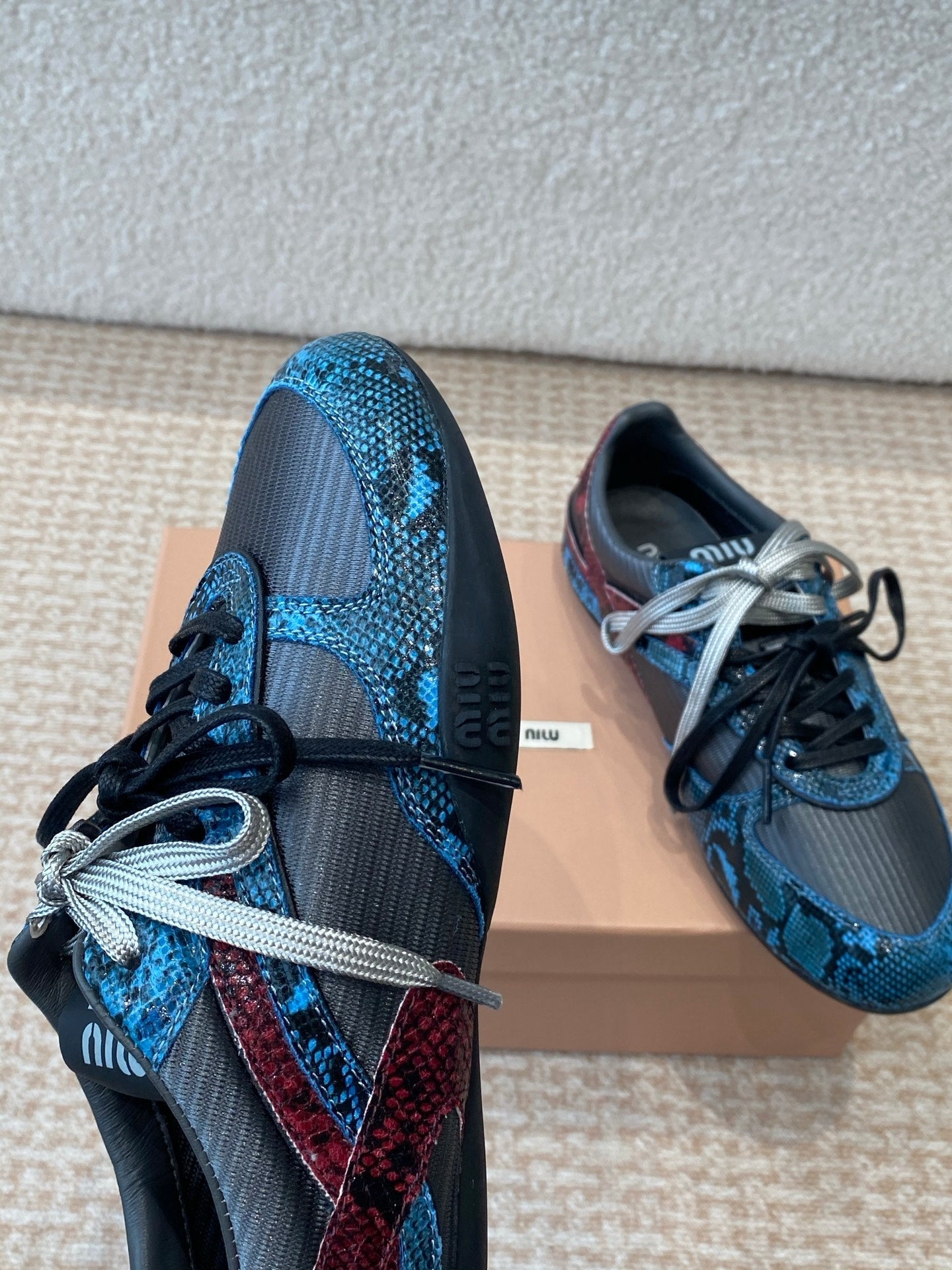 GYMNASIUM SNEAKER IN BLACK FABRIC AND BLUE SNAKE EFFECT CALFSKIN、mysite、Cacoeks