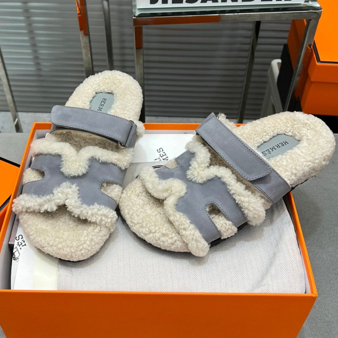 CHYPRE SLIPPERS IN BEIGE LAMB WOOL AND COOL GRAY SUEDE、mysite、Cacoeks