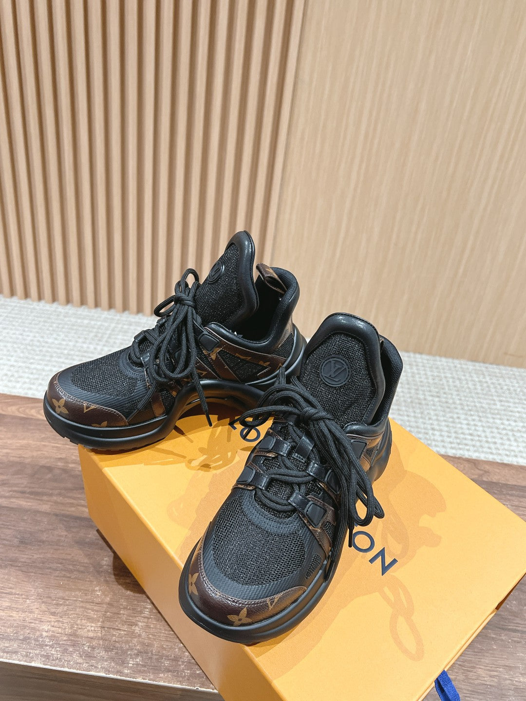 LV ARCHLIGHT SNEAKER IN BLACK CANVAS AND CHOCOLATE BROWN MONOGRAM CALFSKIN、mysite、Cacoeks