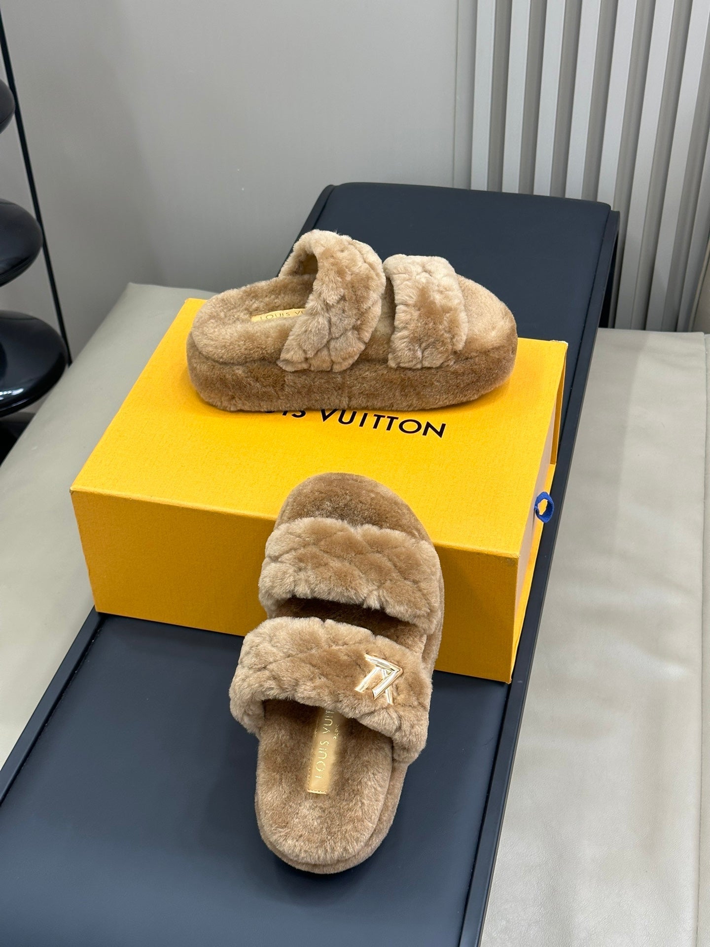 LV WOMEN'S DAD SANDAL MULE IN CAMEL BROWN FLEECE、mysite、Cacoeks