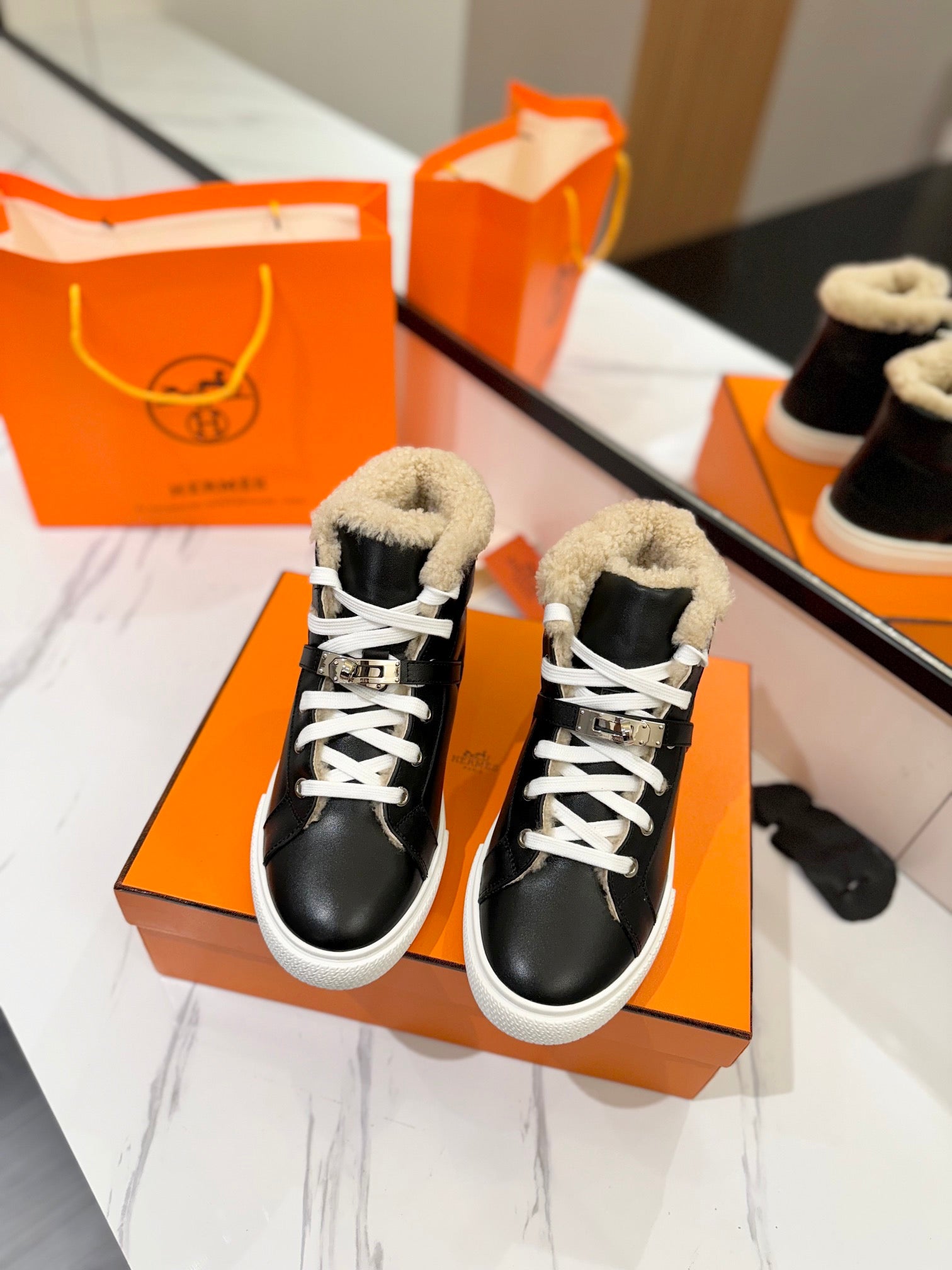 CHEALSEA BOOTS IN BLACK LAMBSKIN AND FLEECE LINING、mysite、Cacoeks