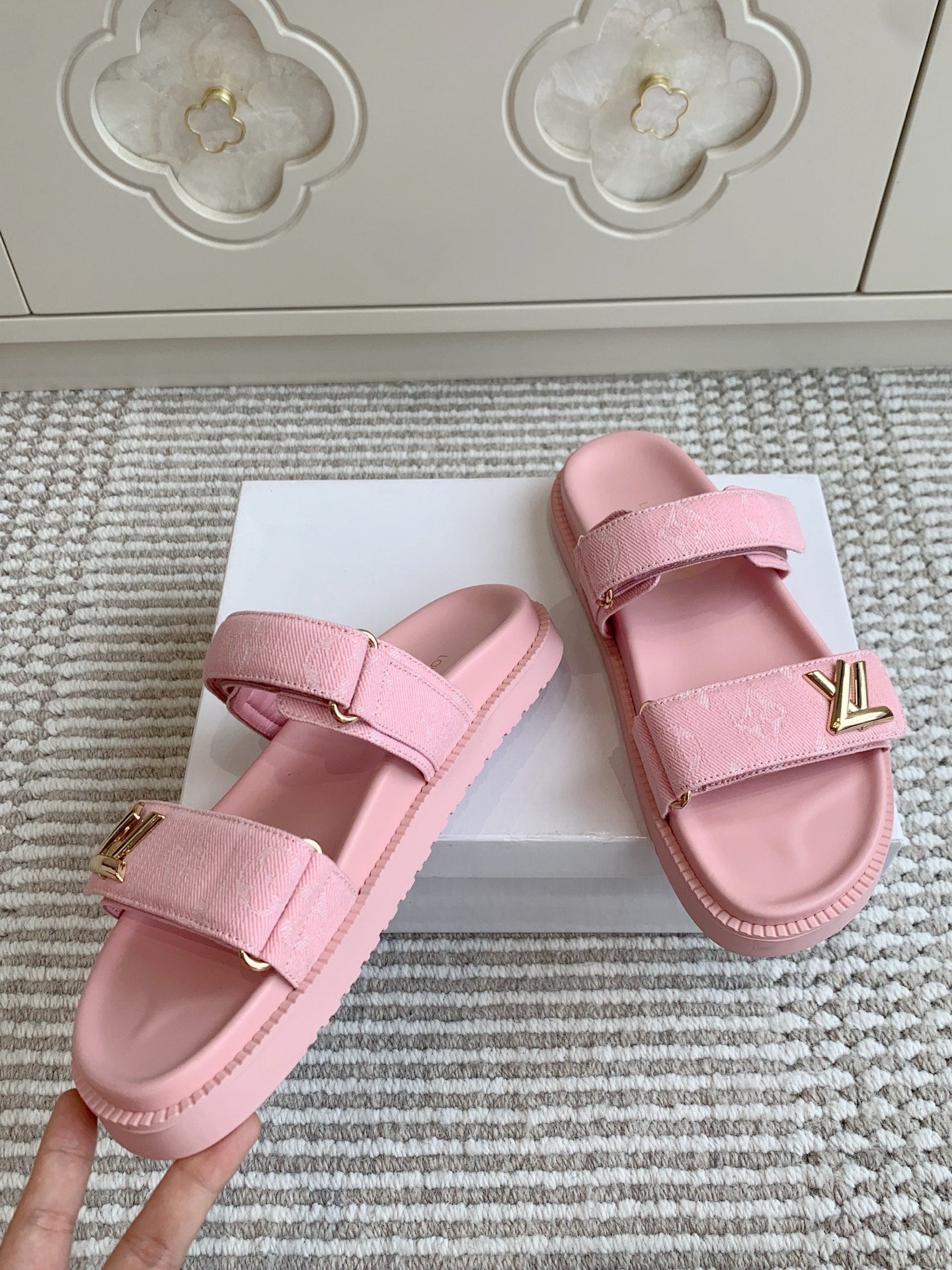 LV TWO-STRAP SANDALS 25S IN LIGHT PINK DENIM AND CALFSKIN WITH GOLD HARDWARE、mysite、Cacoeks