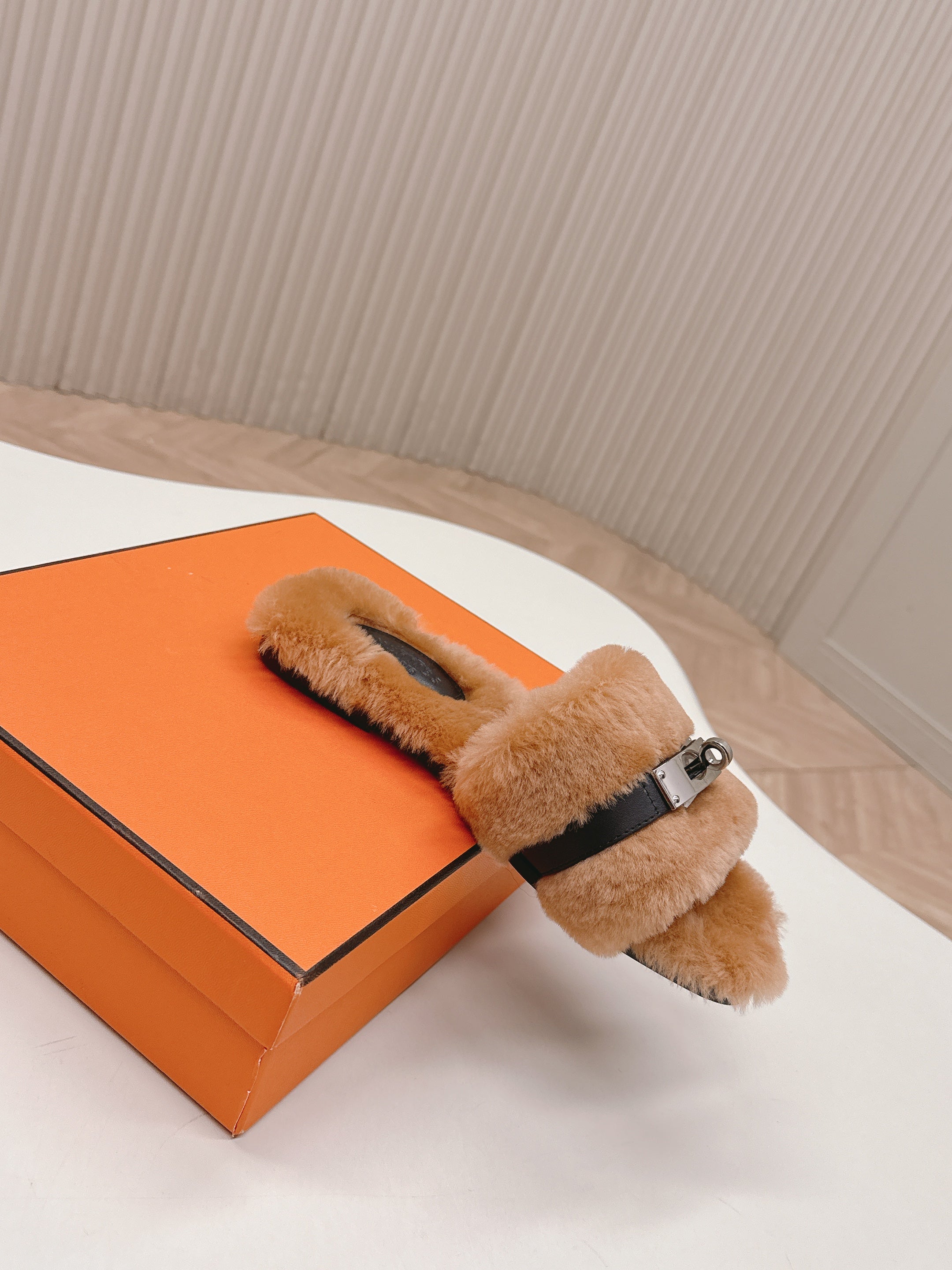 HM 25S ORAN SANDAL IN CLAY ORANGE SHEARLING WITH SILVER HARDWARE、mysite、Cacoeks