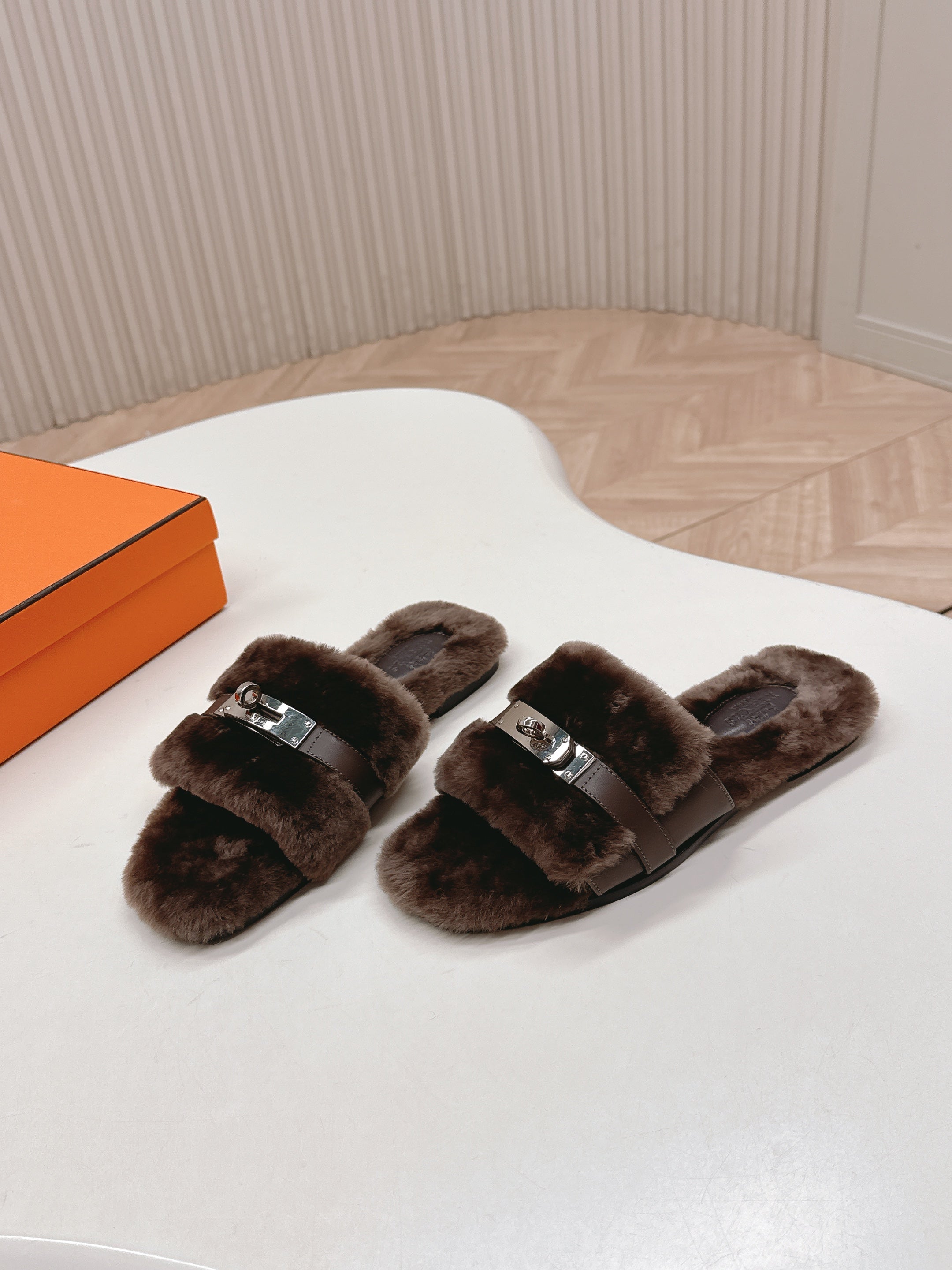 HM 25S ORAN SANDAL IN DARK BROWN SHEARLING WITH SILVER HARDWARE、mysite、Cacoeks
