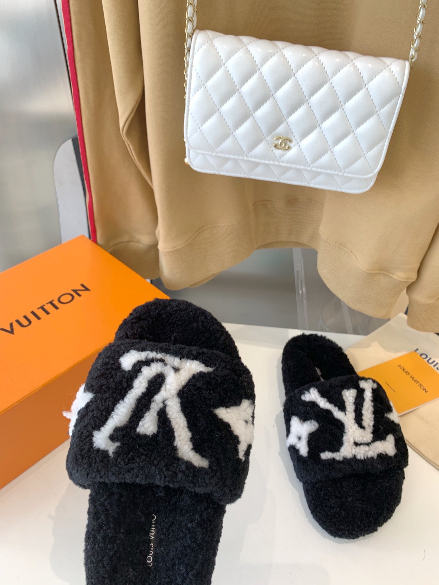 LV WOMEN'S PASEO FLAT SLIPPER IN BLACK FLEECE WITH WHITE LOGO、mysite、Cacoeks