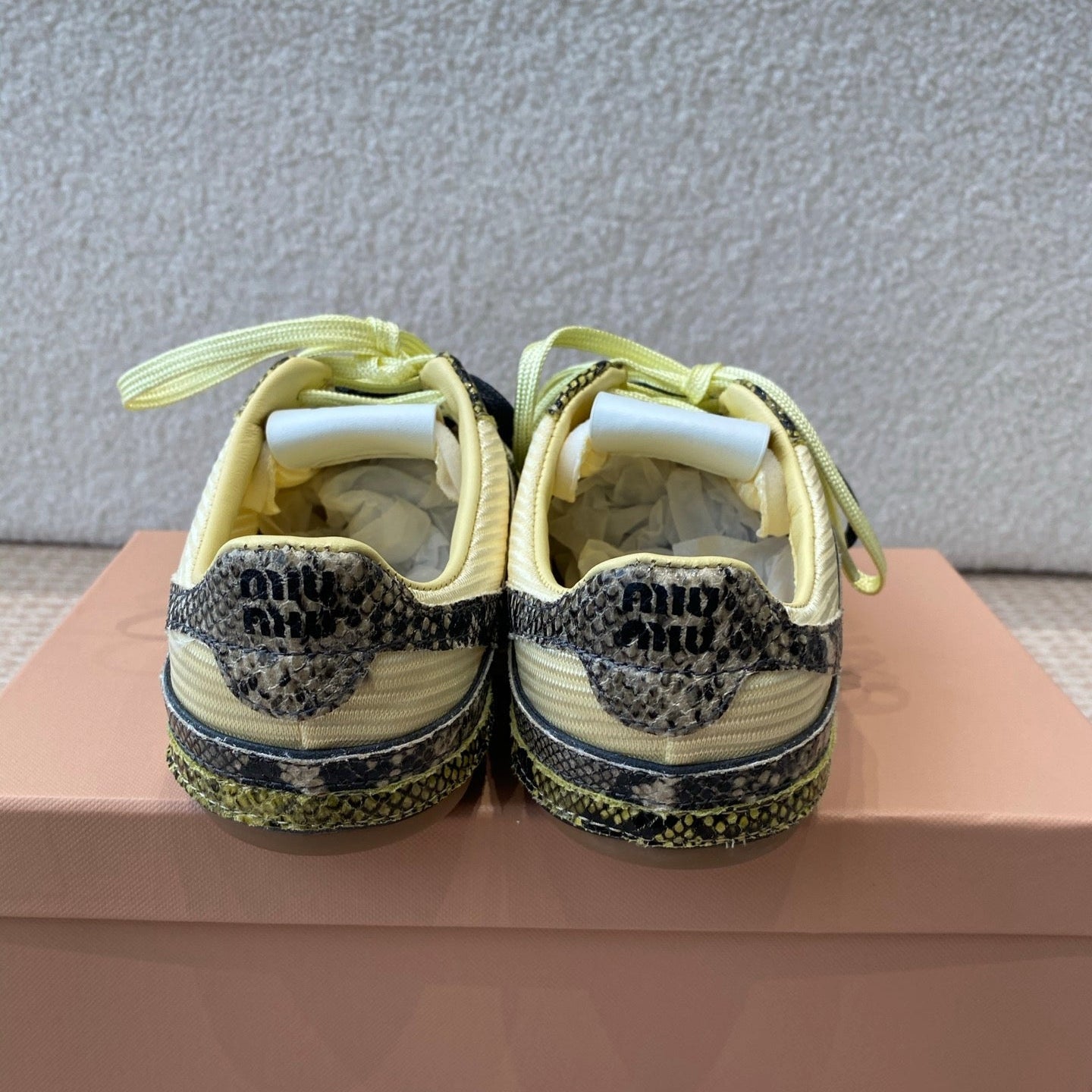 GYMNASIUM SNEAKER IN YELLOW FABRIC SNAKE EFFECT CALFSKIN、mysite、Cacoeks