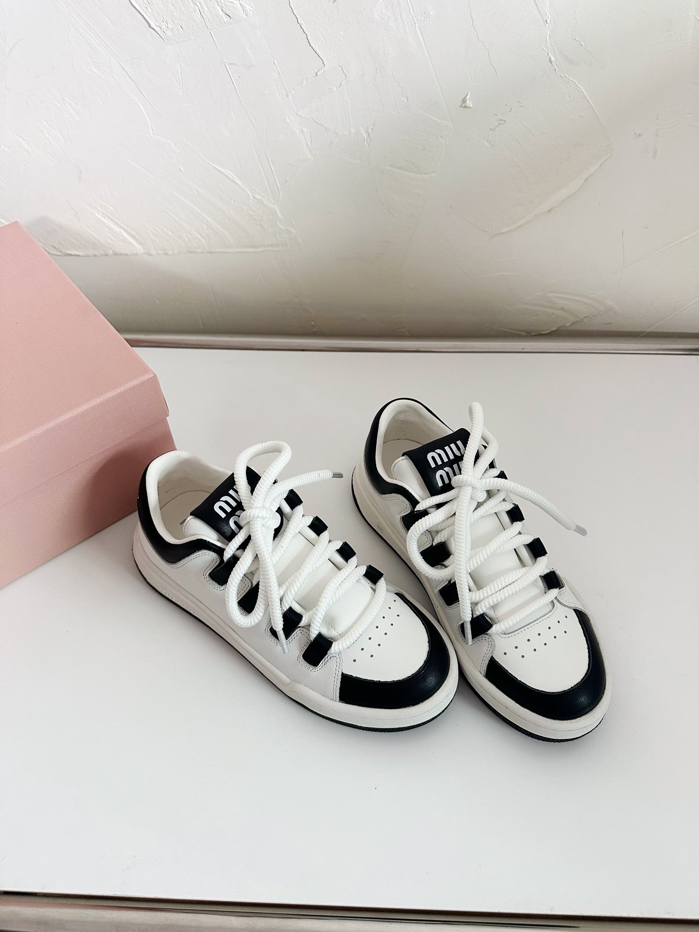 SNEAKERS SIMPLE DESIGN IN BLACK MIX WHITE SHEEPSKIN、mysite、Cacoeks