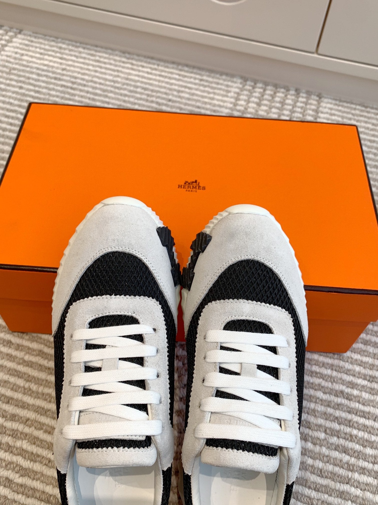 BOUNCING SNEAKER IN BLACK GRAPHIC MESH AND PASTEL GRAY SUEDE、mysite、Cacoeks