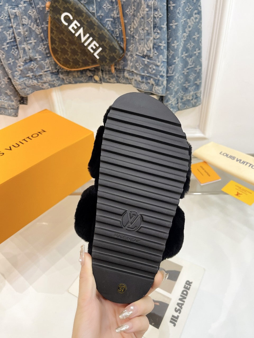 HALF MULE SLIPPERS IN BLACK FLEECE FEATURING METALLIC LOGO、mysite、Cacoeks