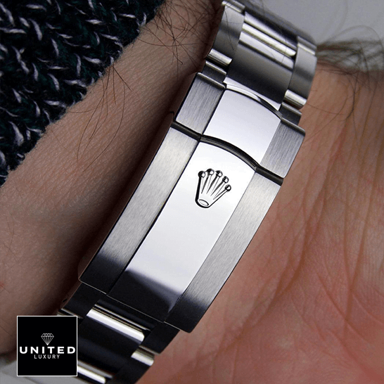 Datejust Dark Grey Replica 8 Rolex 279160 Stainless Steel Oyster Bracelet Clasp Replica on the man wrist