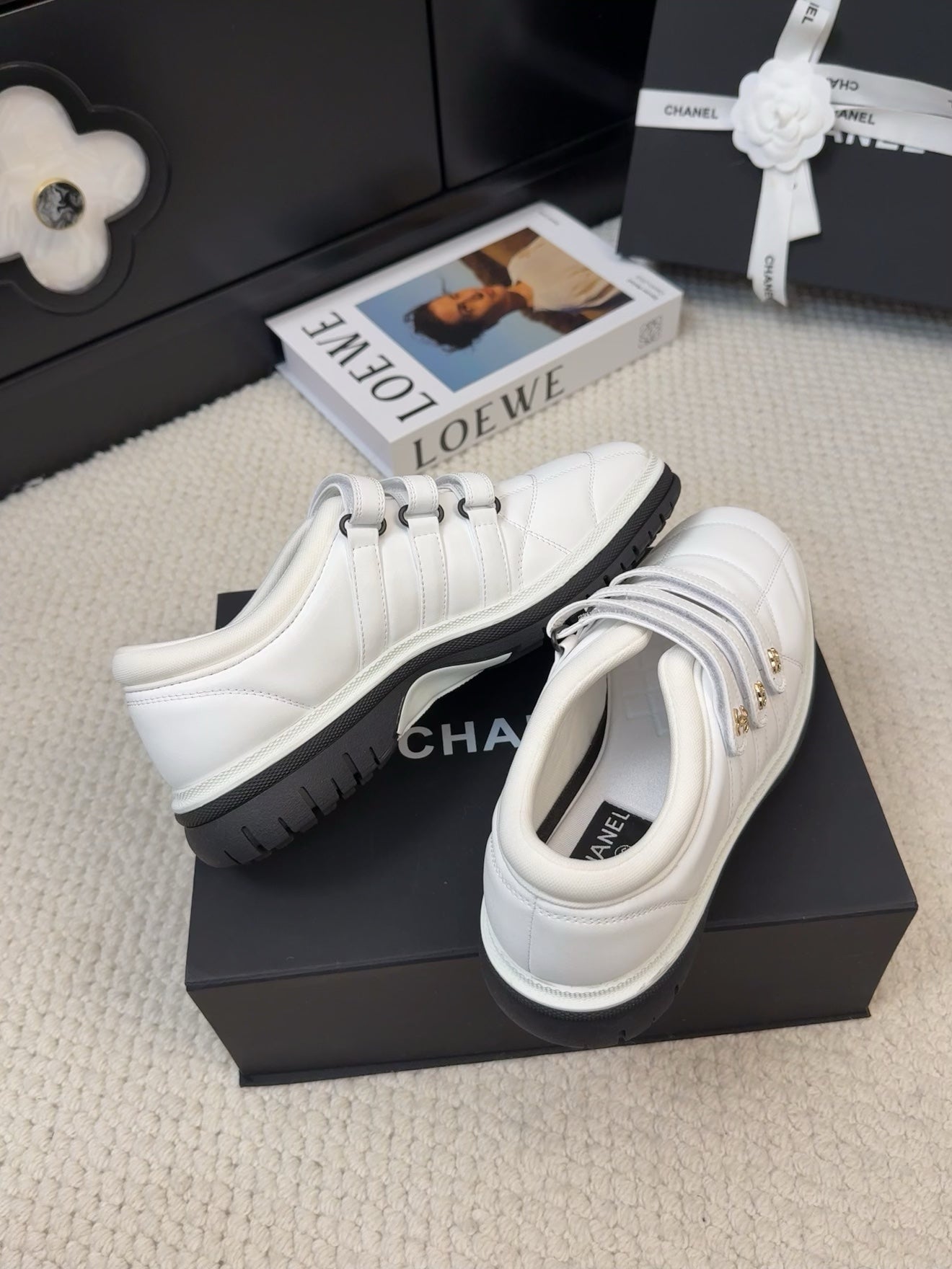 SNEAKERS WITH THREE STRAPS IN WHITE CALFSKIN、mysite、Cacoeks