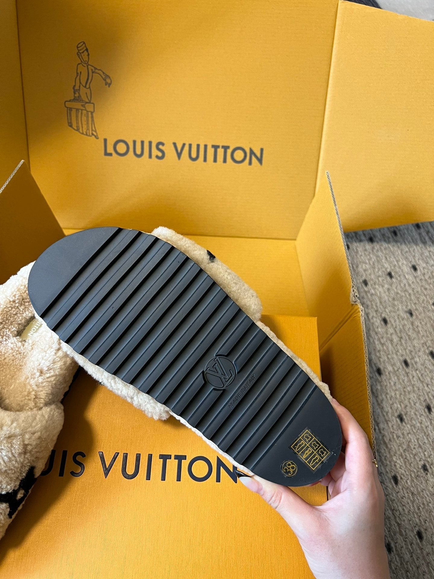 SLIPPER IN CAMEL BEIGE MIX BLACK FLEECE、mysite、Cacoeks