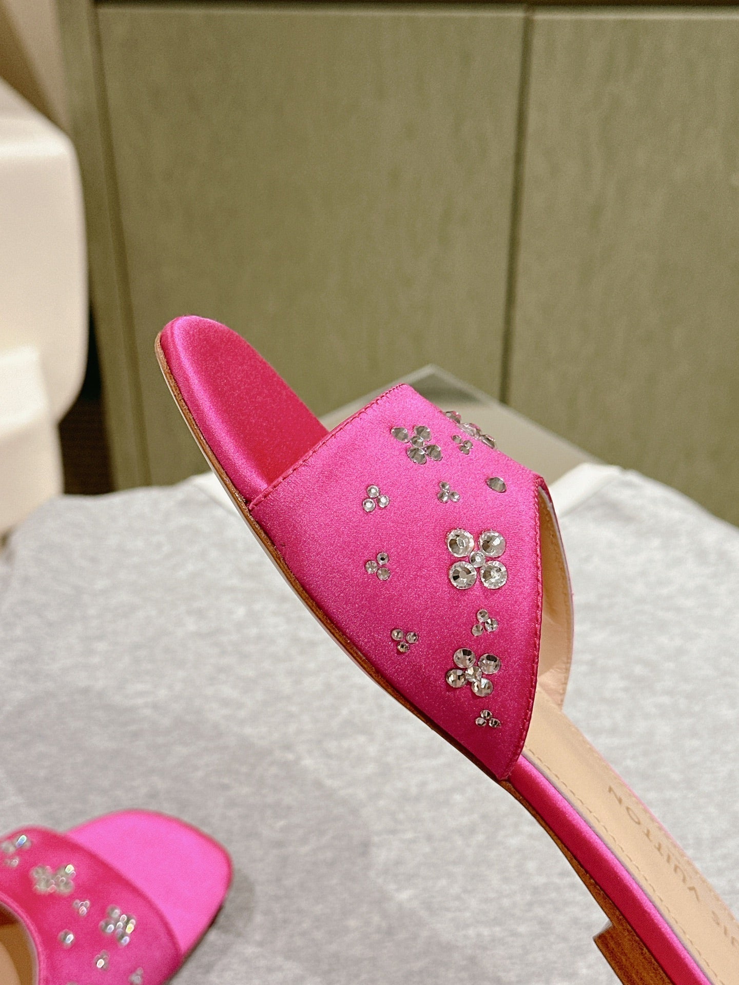 LV WOMEN FLAT MULE IN DEEP PINK SATIN WITH RHINESTONE、mysite、Cacoeks