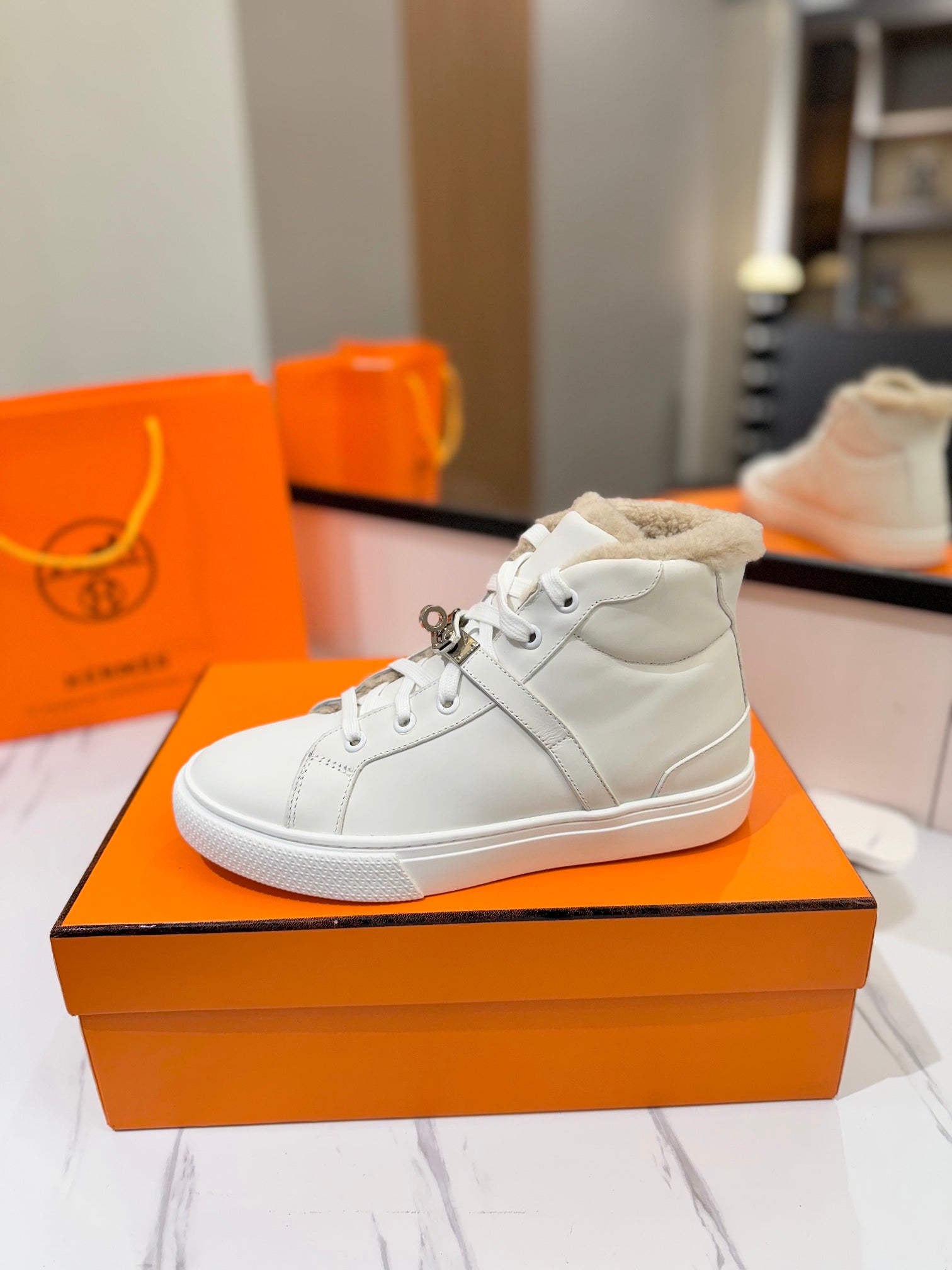 CHEALSEA BOOTS IN WHITE CALFSKIN AND FLEECE LINING、mysite、Cacoeks