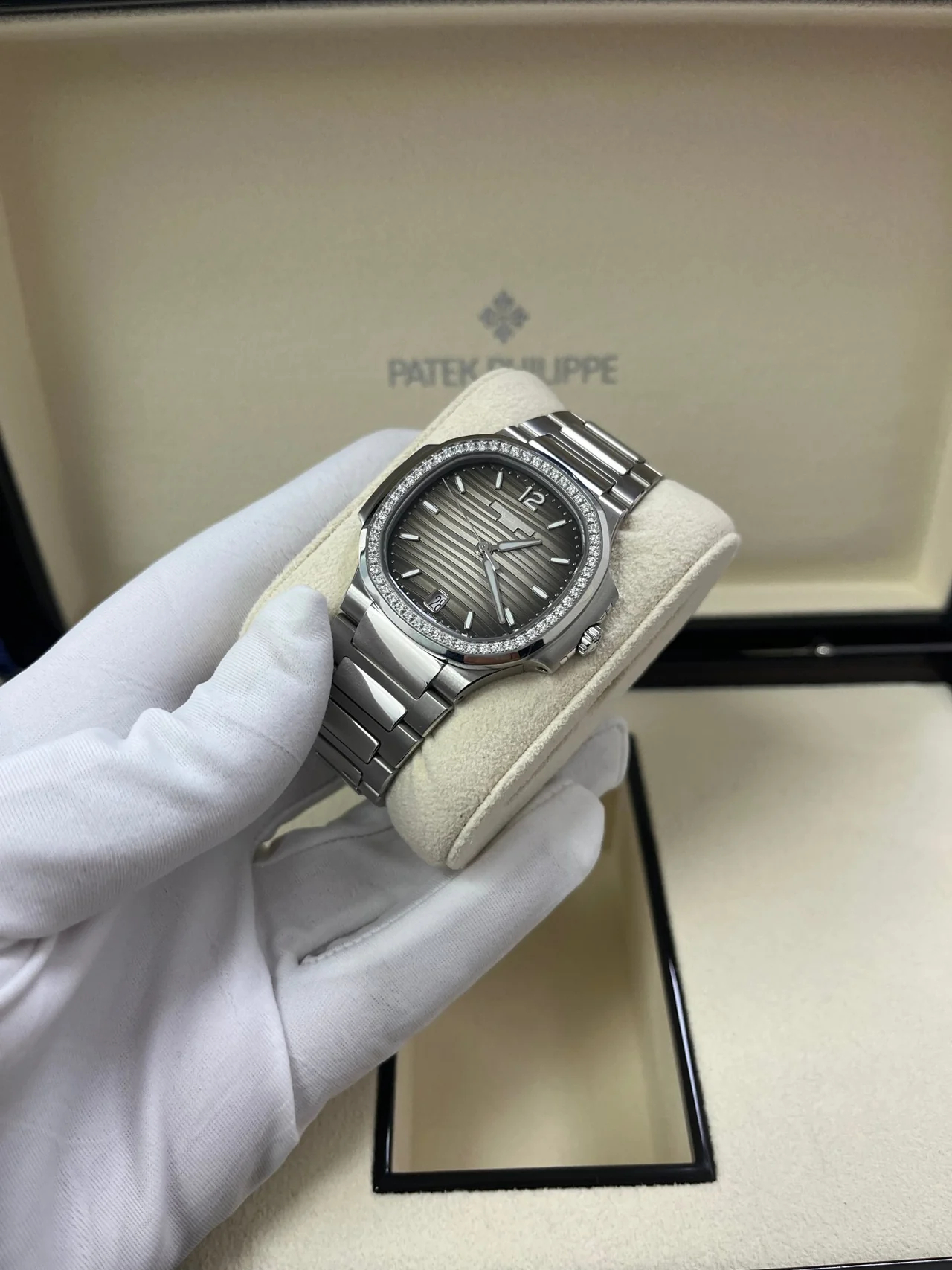 Patek Philippe Nautilus Ladies 7118/1200A-011 Super Clone – 35.2mm Silver Dial Replica Watch