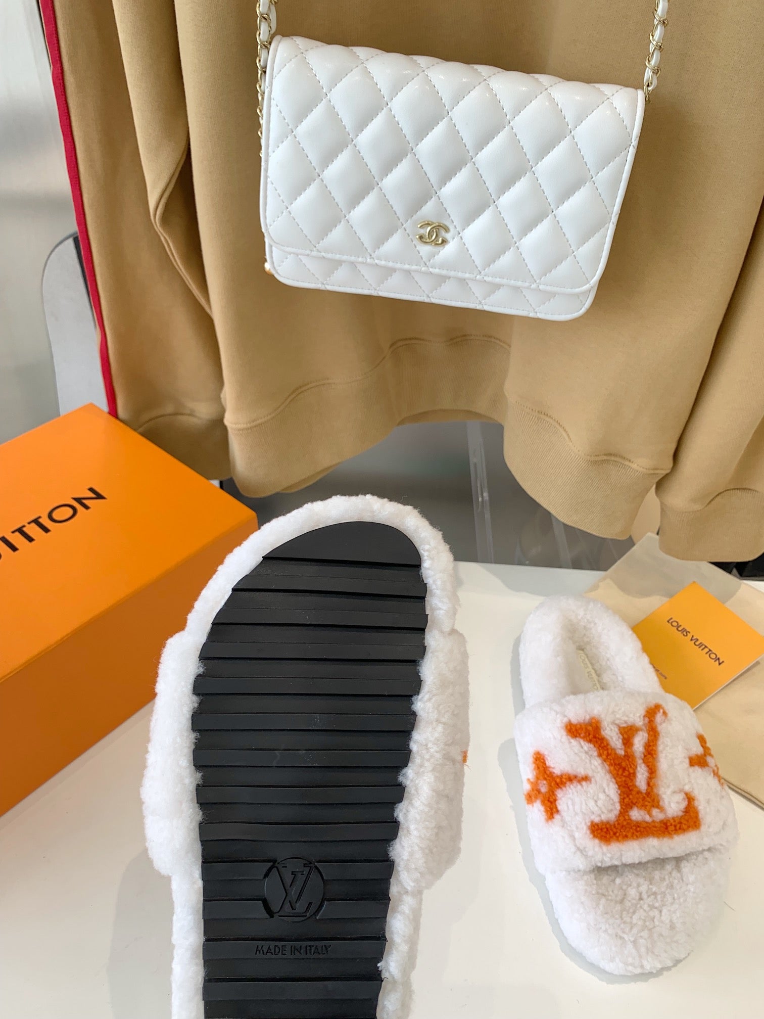 LV WOMEN'S PASEO FLAT SLIPPER IN WHITE FLEECE WITH ORANGE LOGO、mysite、Cacoeks