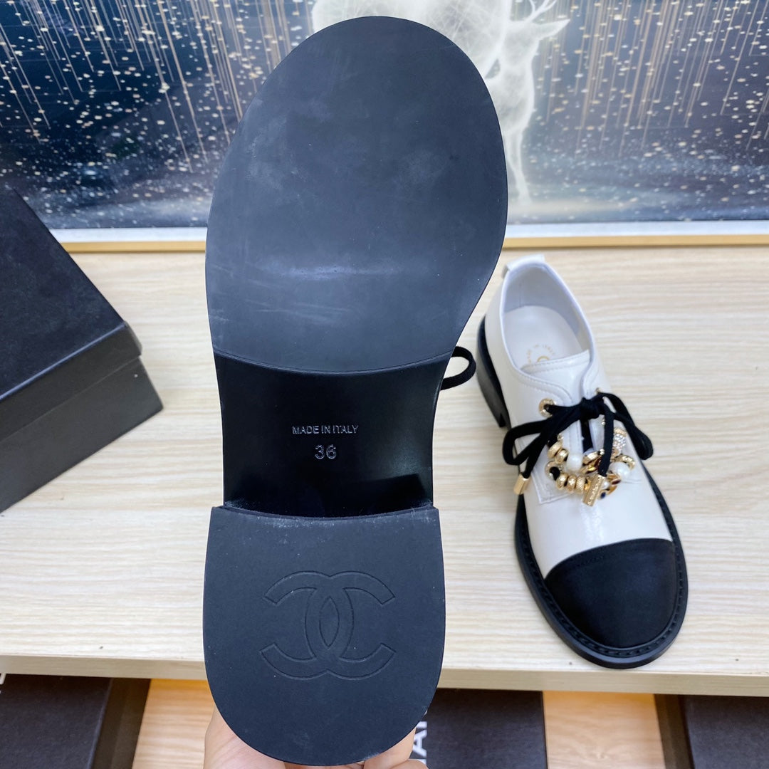 CC COMBAT OXFORD SHOES IN WHITE WRINKLED CALFSKIN AND BLACK GROSGRAIN WITH FAUX PEARL、mysite、Cacoeks