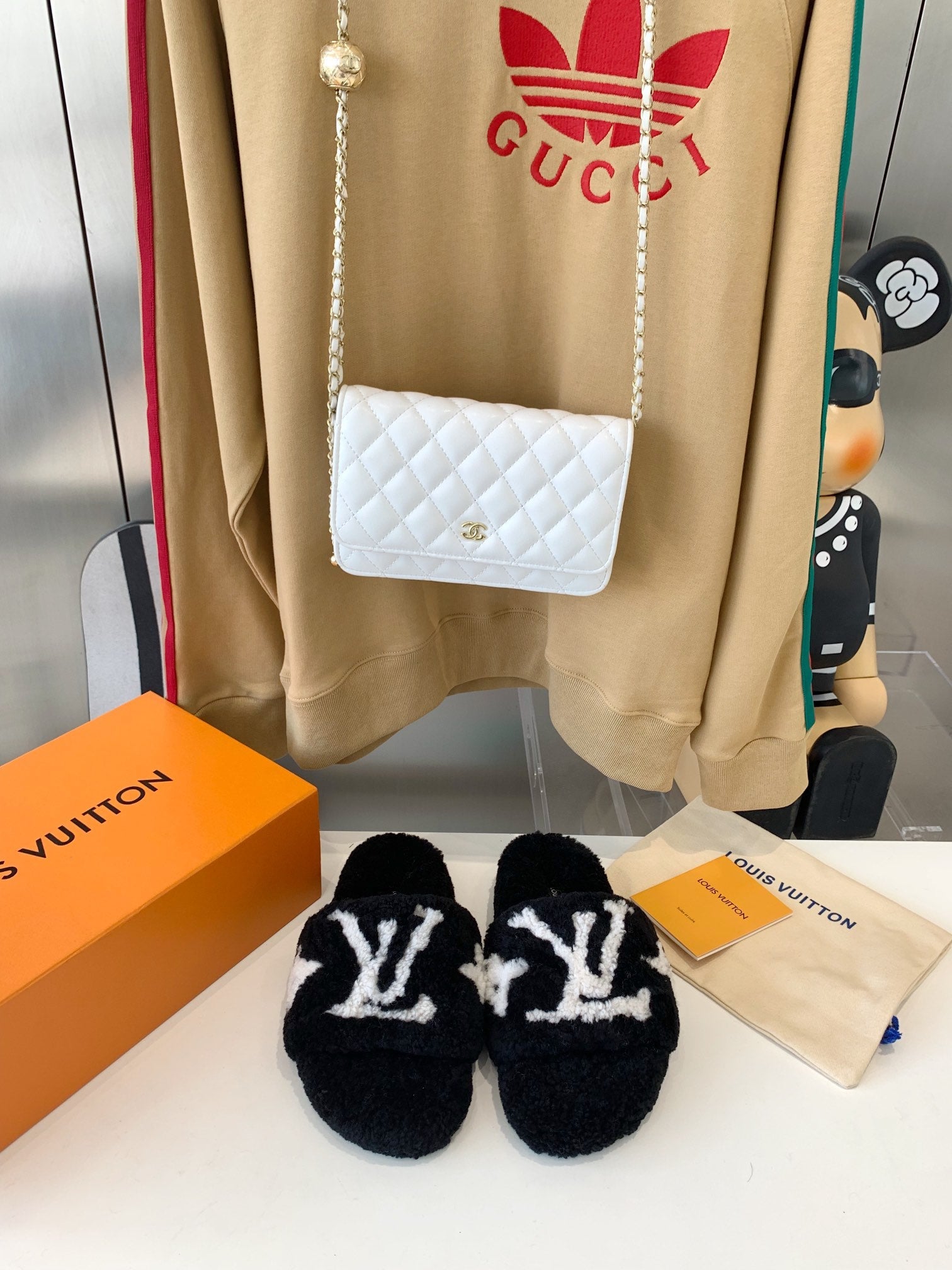 LV WOMEN'S PASEO FLAT SLIPPER IN BLACK FLEECE WITH WHITE LOGO、mysite、Cacoeks