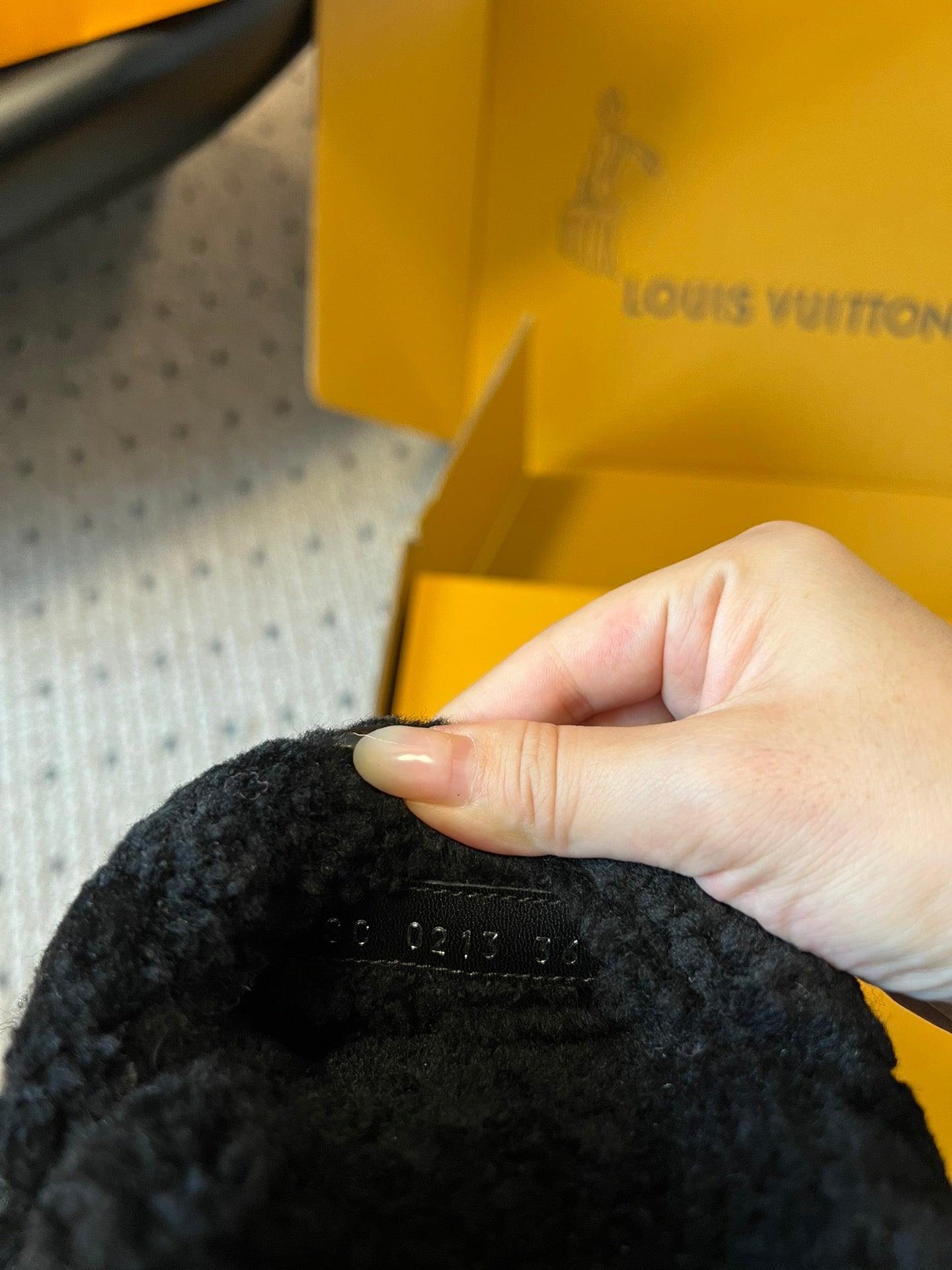 SLIPPER IN BLACK FLEECE WITH BEIGE LOGO、mysite、Cacoeks