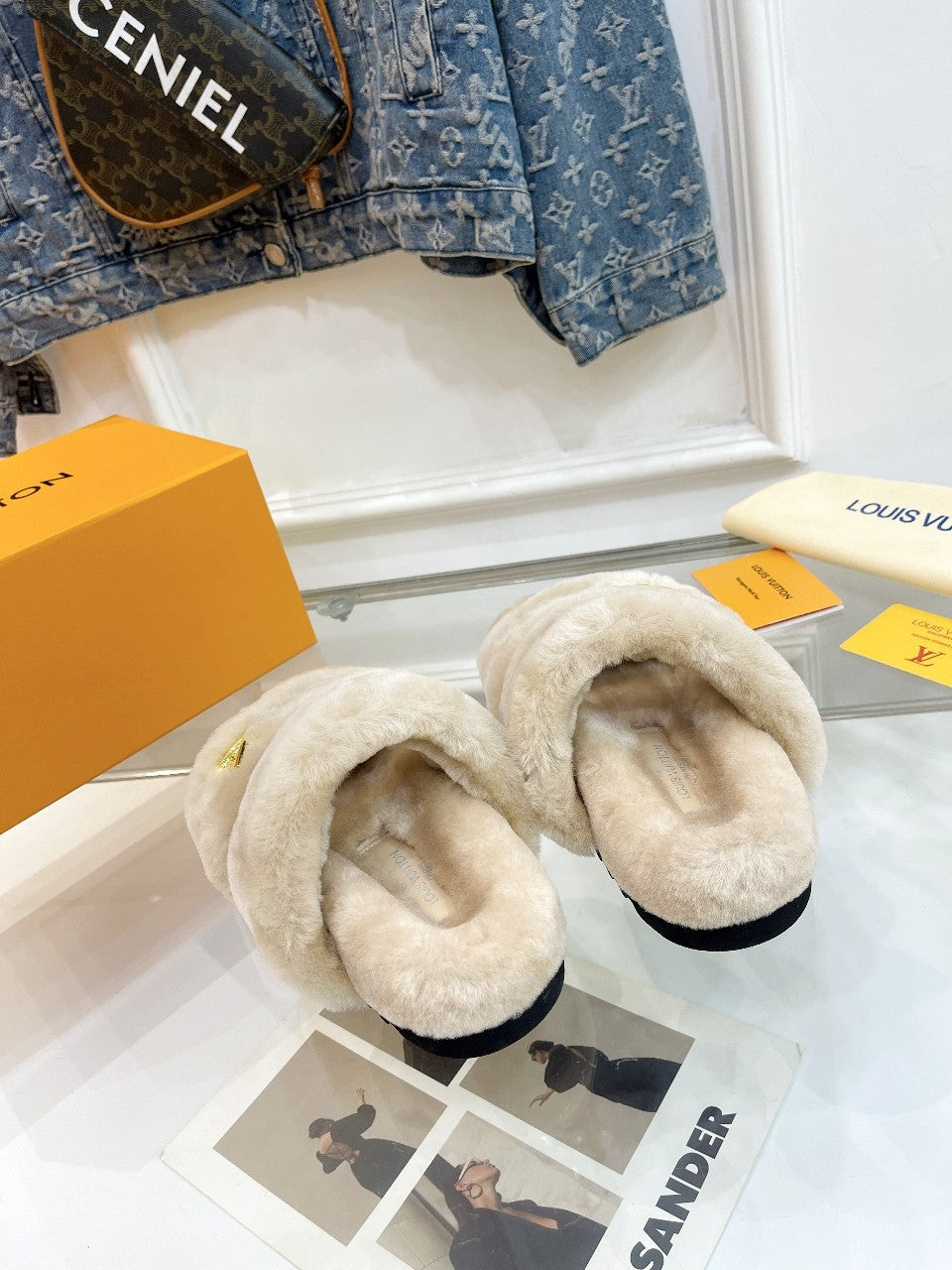 HALF MULE SLIPPERS IN CAMEL BEIGE FLEECE FEATURING METALLIC LOGO、mysite、Cacoeks