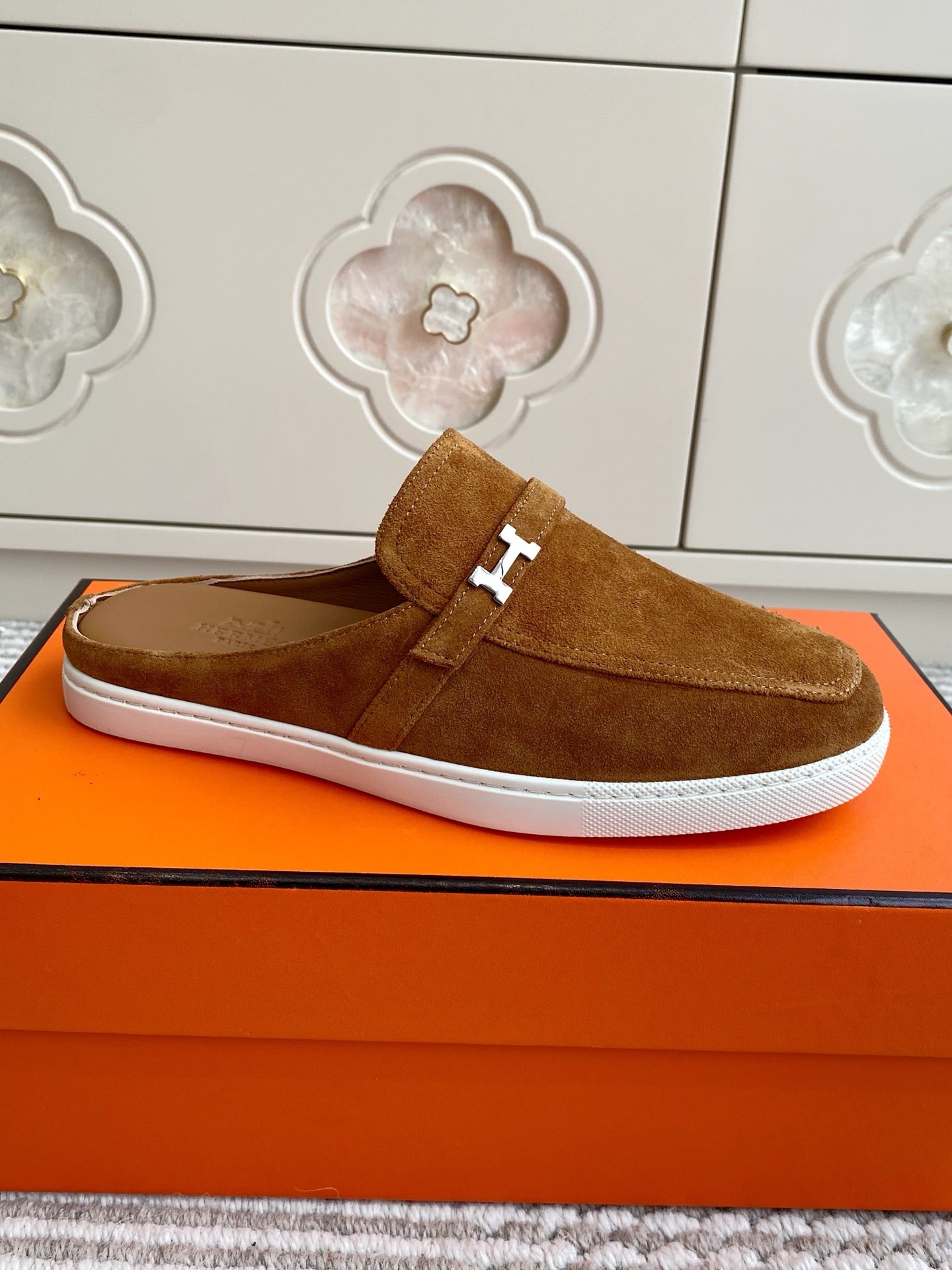 HM 25S MULES IN BROWN SUEDE WITH SILVER HARDWARE、mysite、Cacoeks