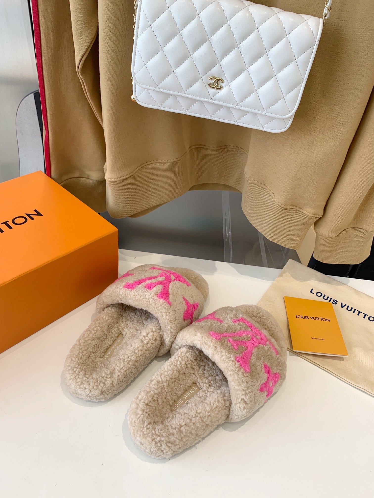 LV WOMEN'S PASEO FLAT SLIPPER IN BEIGE FLEECE WITH BRIGHT PINK LOGO、mysite、Cacoeks